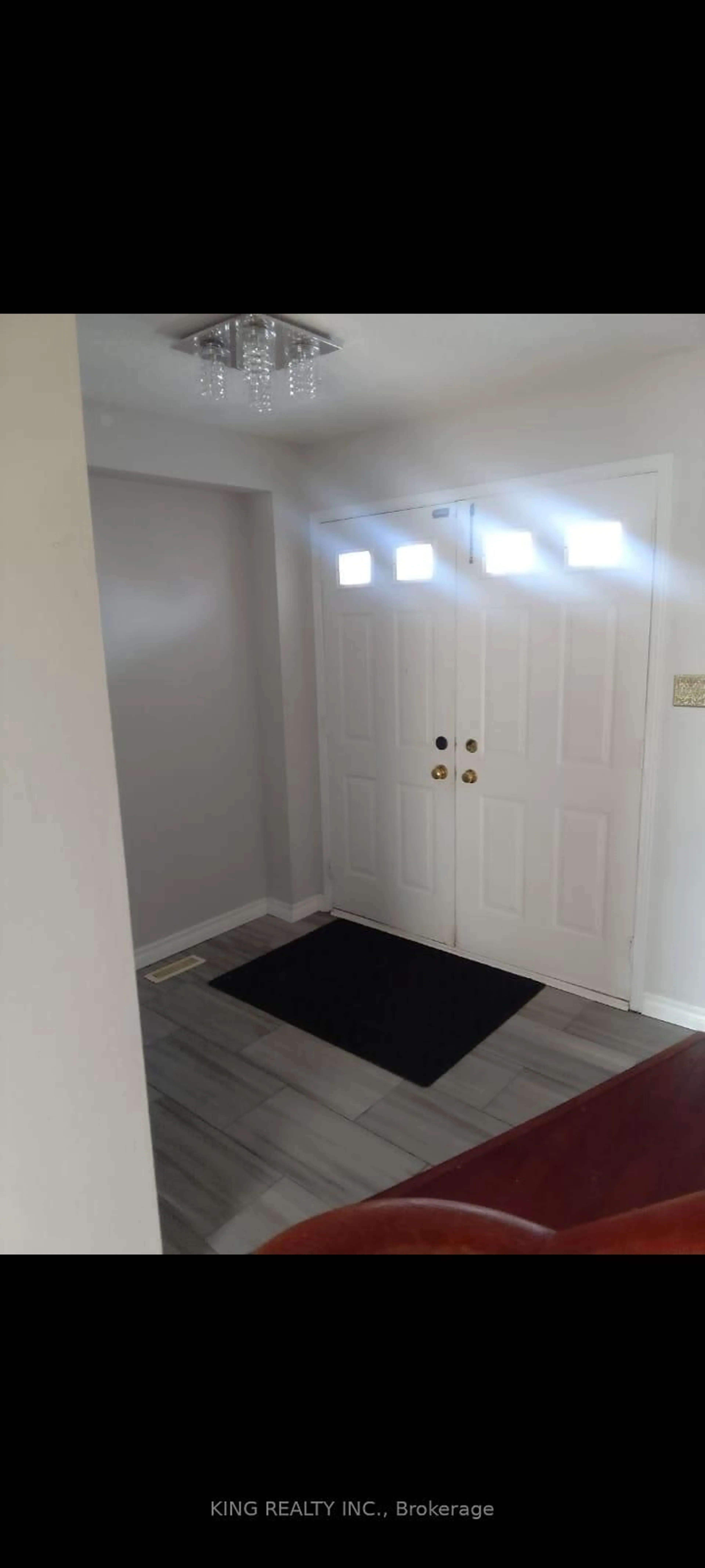 Indoor entryway for 139 Livingstone St, Barrie Ontario L4N 7J5