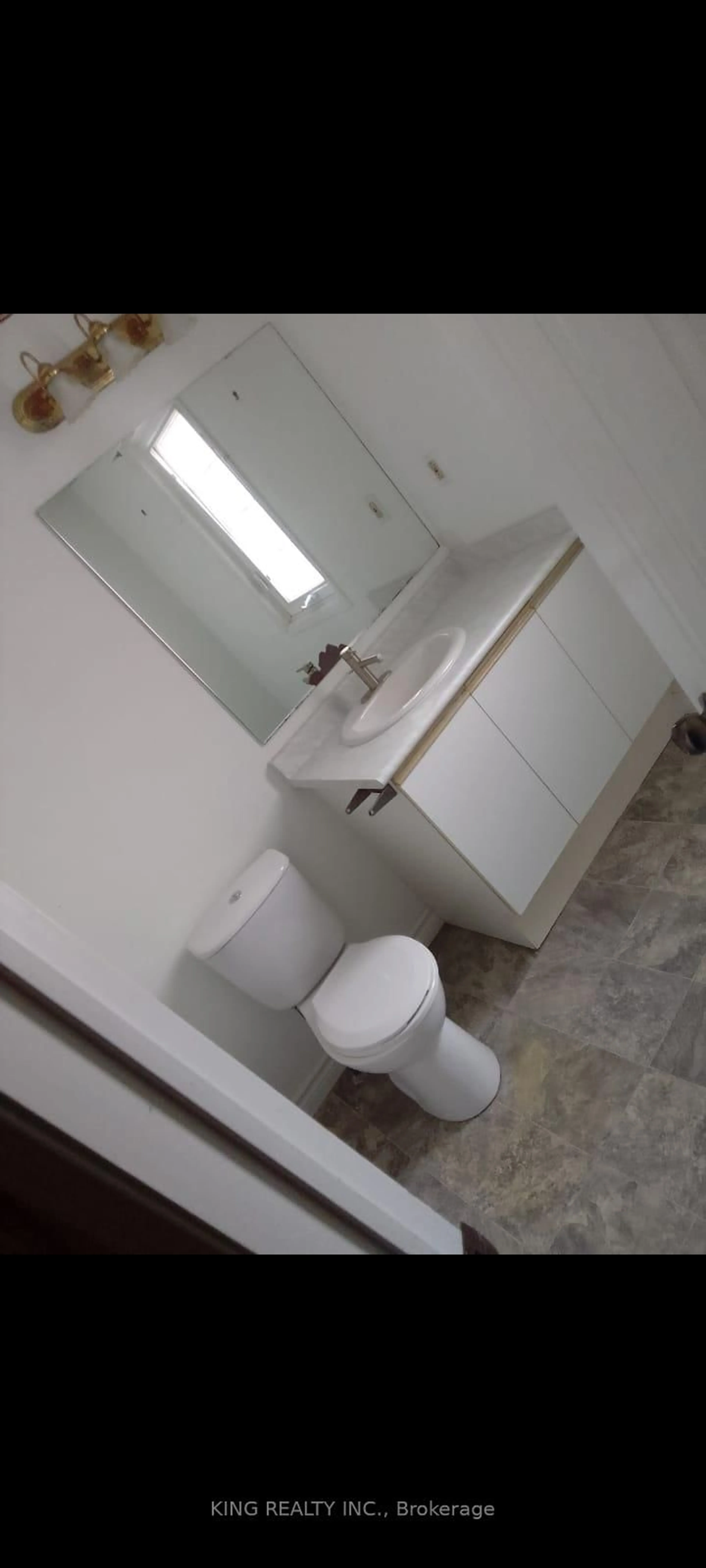 Standard bathroom, floor is not visible for 139 Livingstone St, Barrie Ontario L4N 7J5