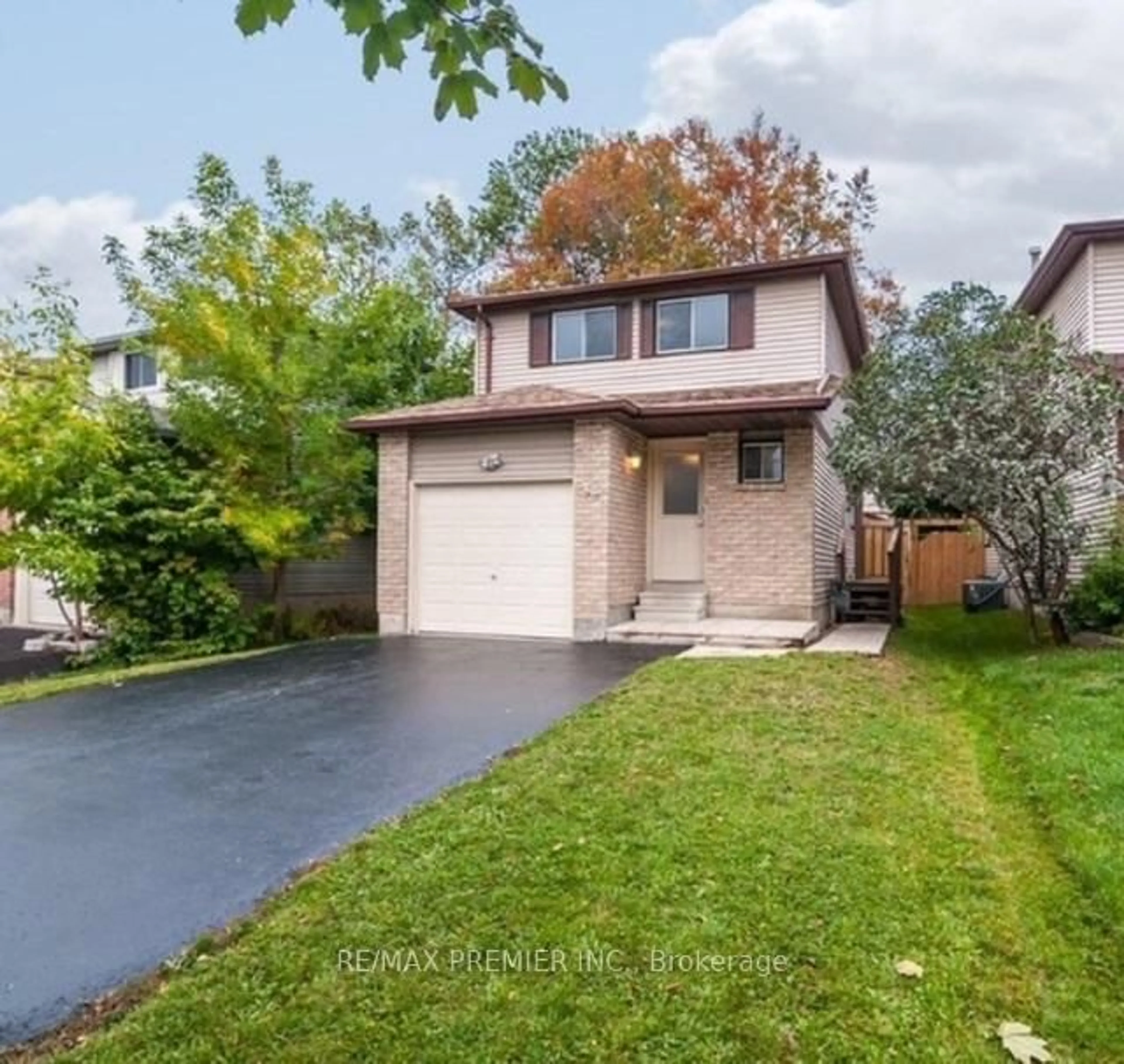 Home with vinyl exterior material, street for 34 Argyle Rd, Barrie Ontario L4N 6P7