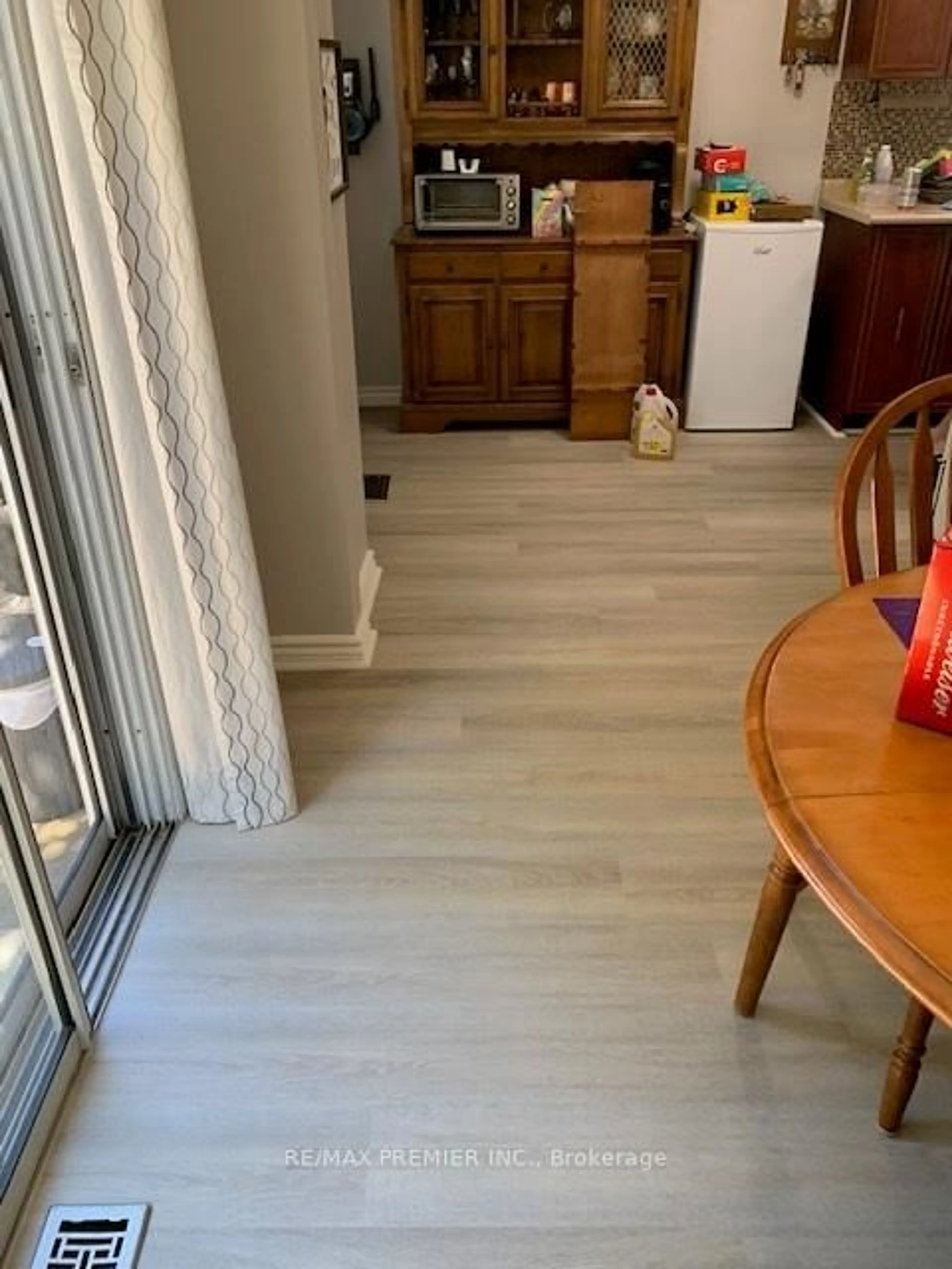 A pic of a room for 34 Argyle Rd, Barrie Ontario L4N 6P7