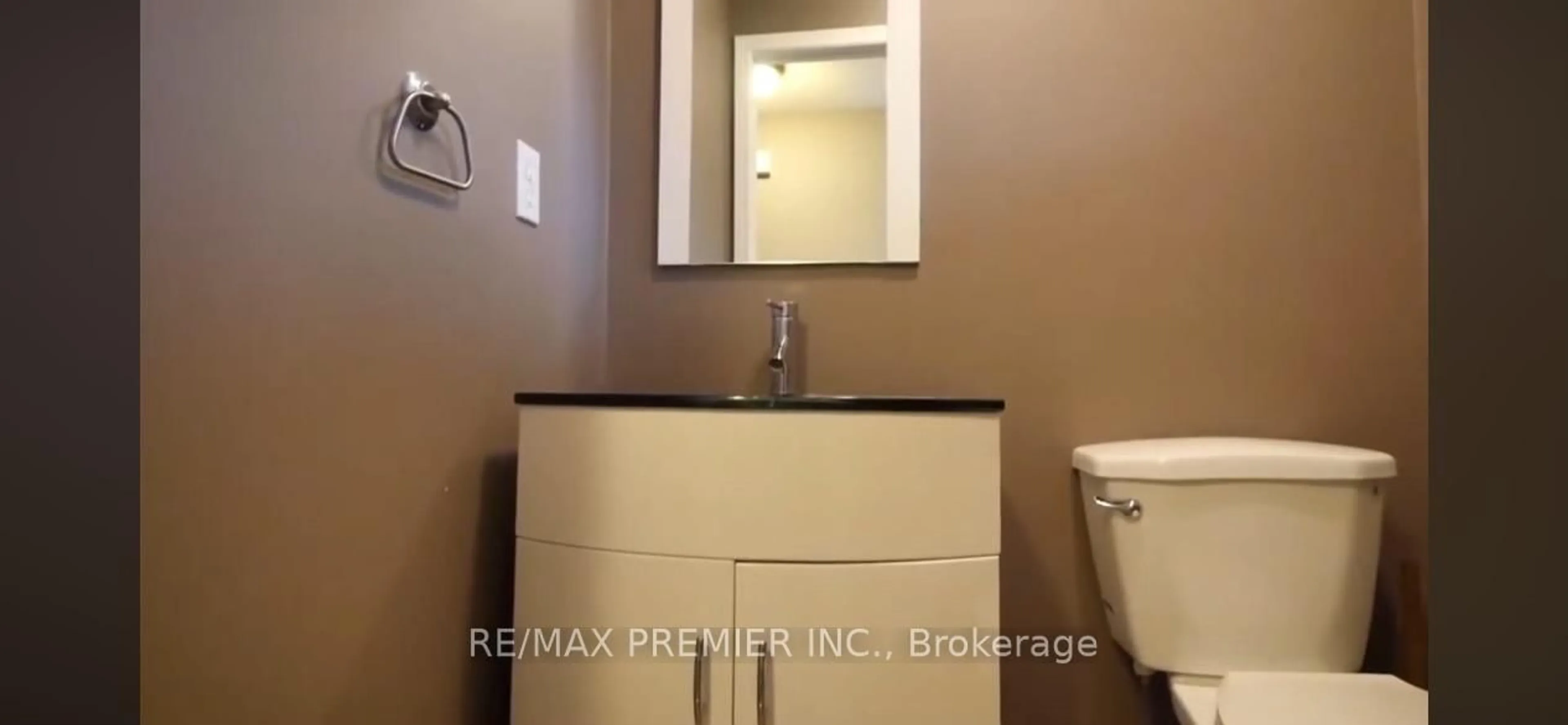 Standard bathroom, ceramic/tile floor for 34 Argyle Rd, Barrie Ontario L4N 6P7
