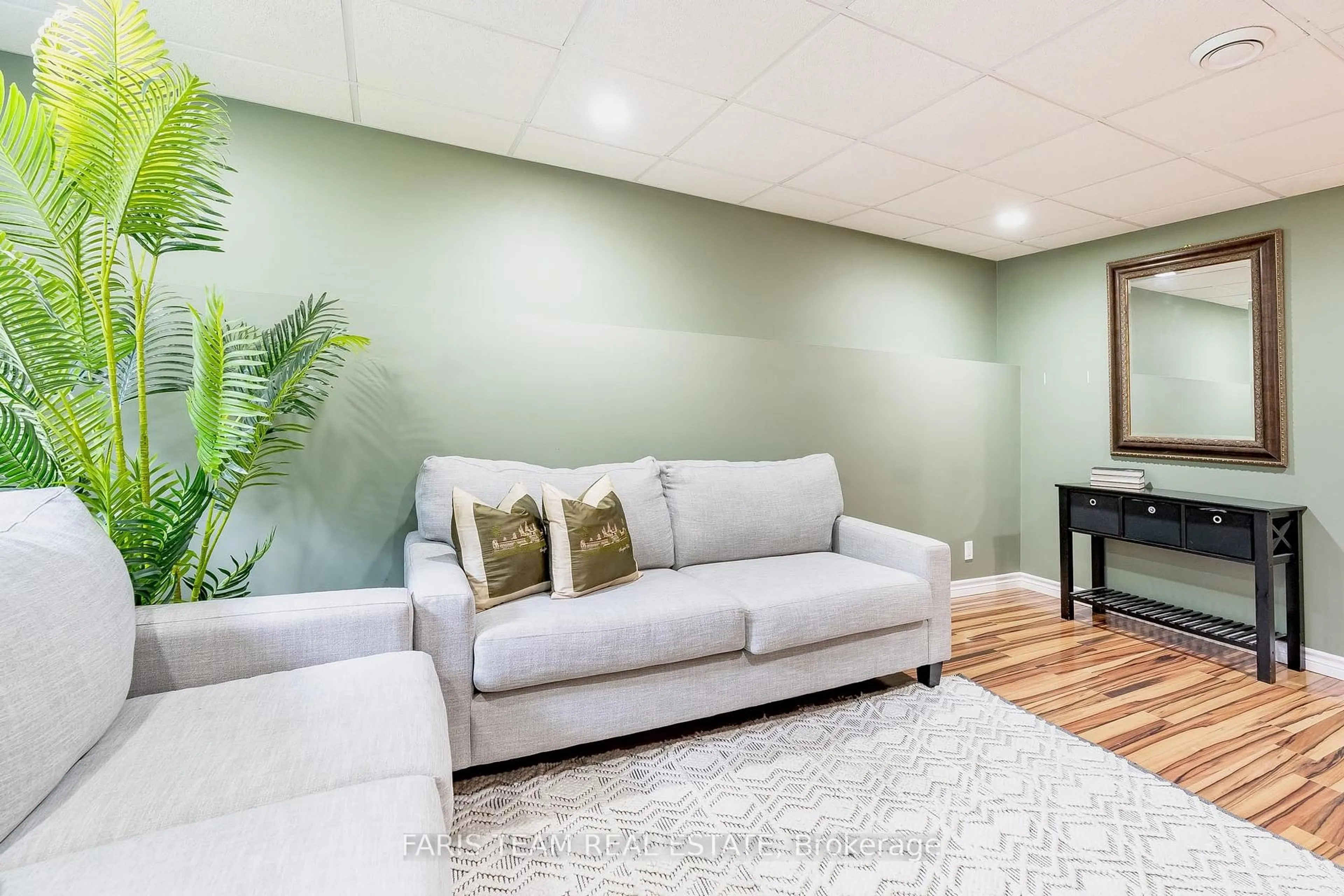 Living room with furniture, unknown for 39 Saint Laurent Blvd, Tiny Ontario L9M 1R3