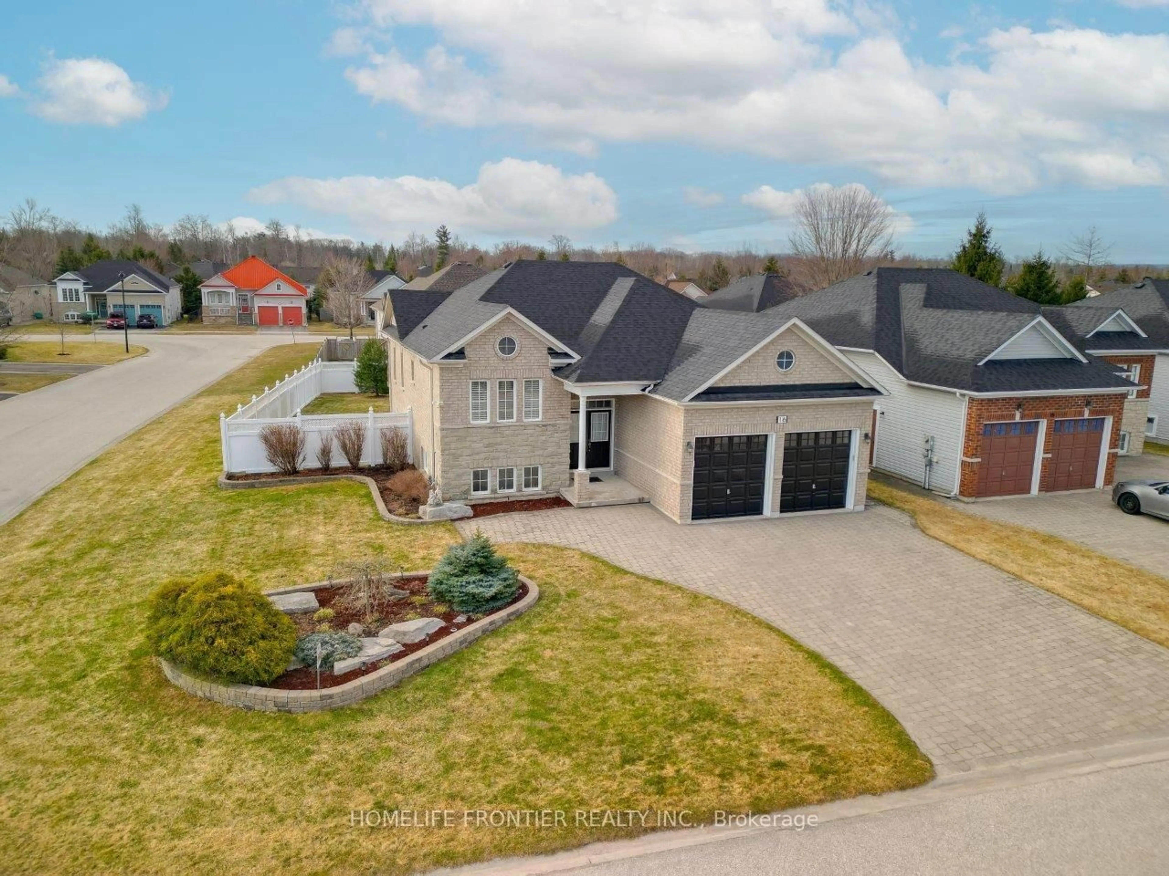 A pic from outside/outdoor area/front of a property/back of a property/a pic from drone, street for 16 Red Pine Cres, Wasaga Beach Ontario L9Z 3B3