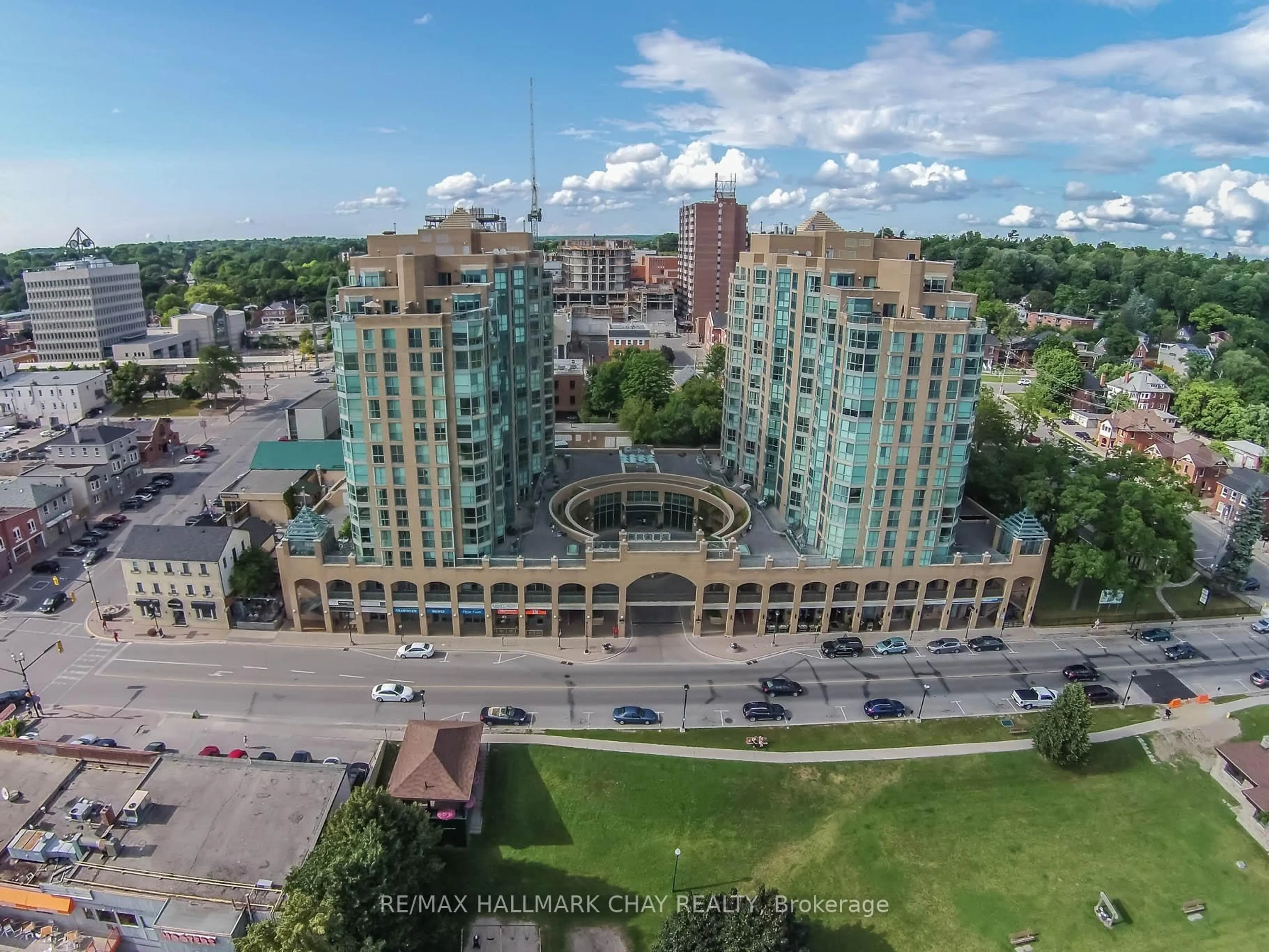 A pic from outside/outdoor area/front of a property/back of a property/a pic from drone, building for 150 Dunlop St #307, Barrie Ontario L4M 6H1