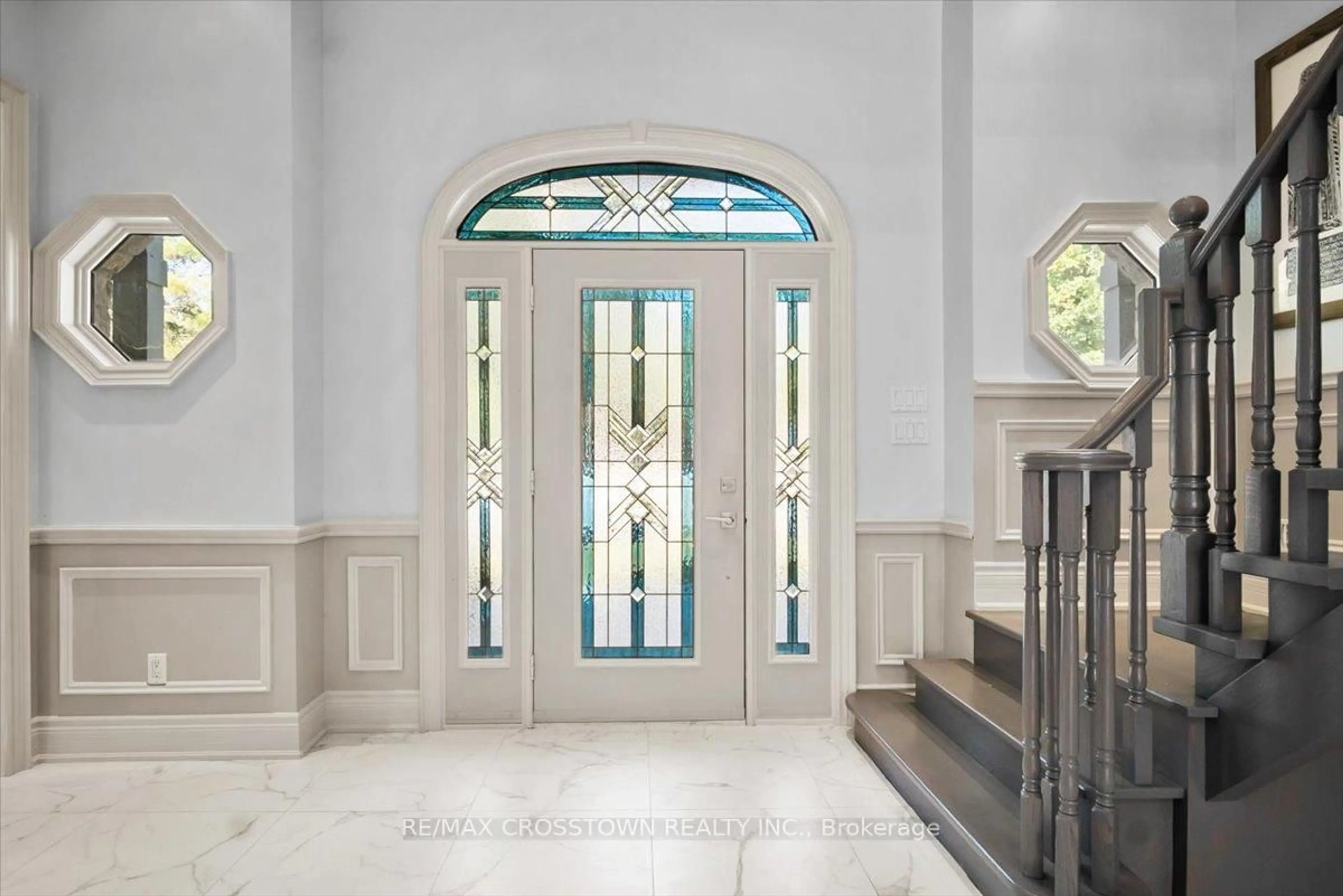 Indoor foyer for 61 Earl St, Wasaga Beach Ontario L9Z 2M6