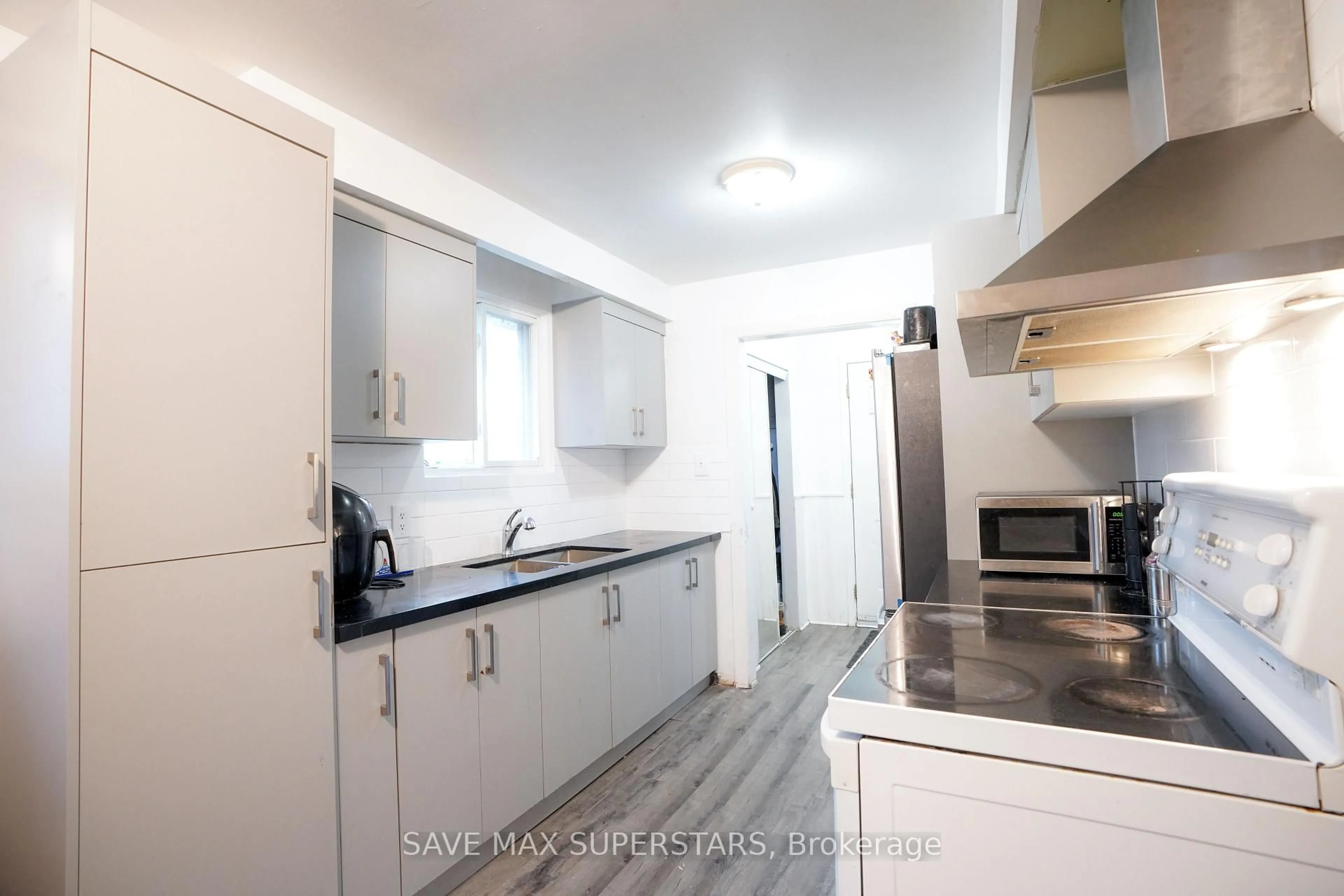 Standard kitchen, unknown for 71 College Cres, Barrie Ontario L4M 2W5