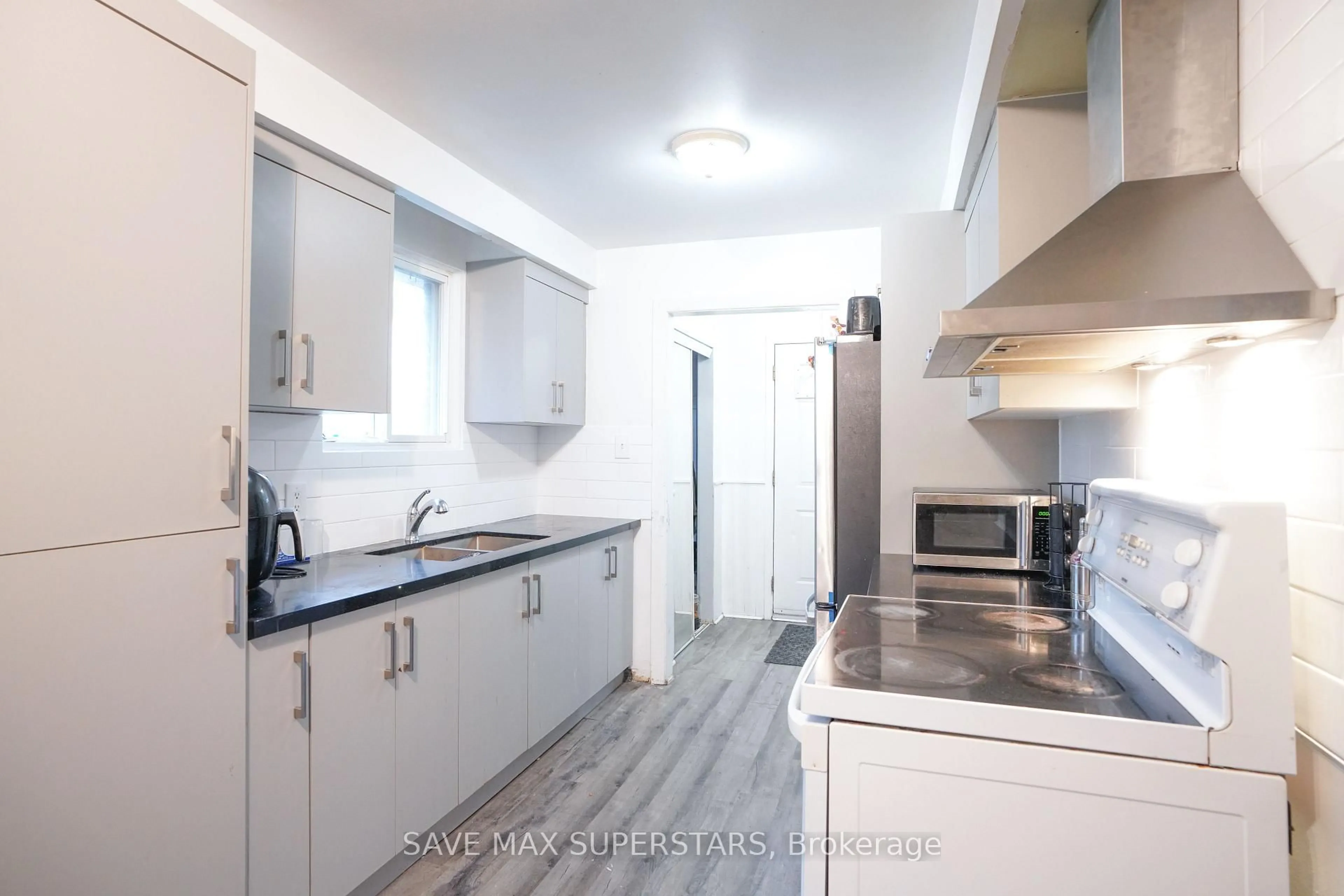 Standard kitchen, unknown for 71 College Cres, Barrie Ontario L4M 2W5