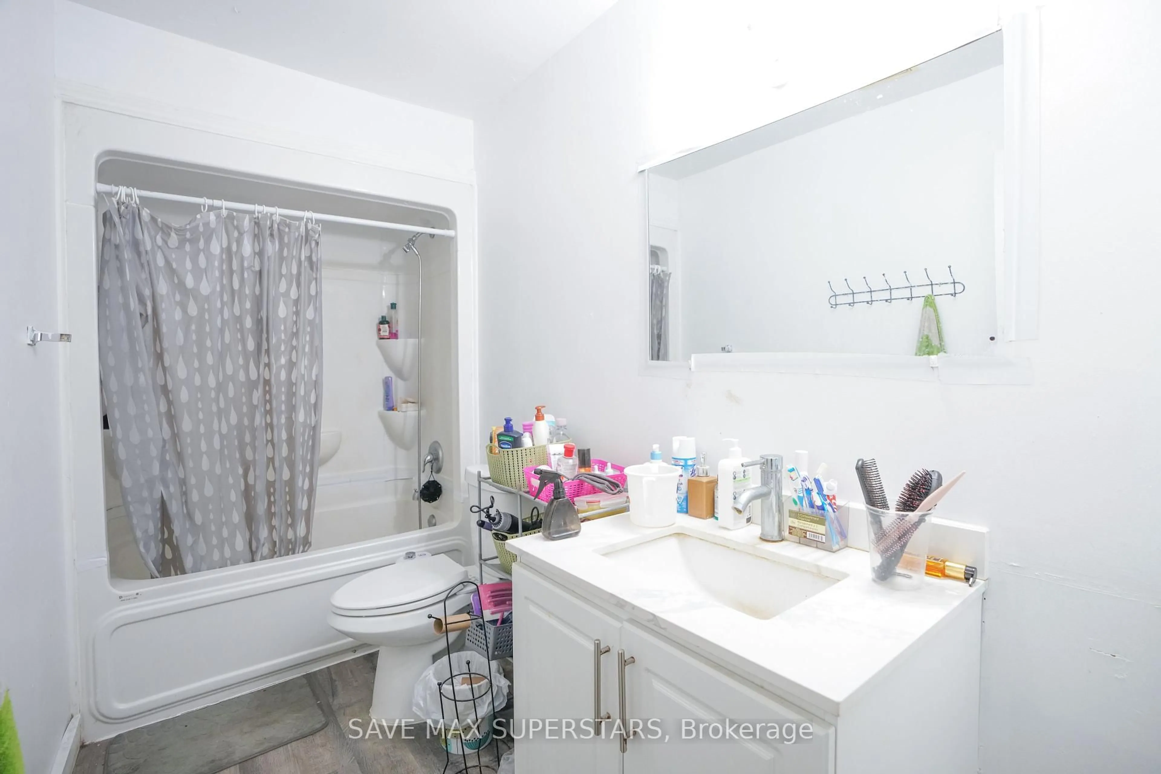 Standard bathroom, unknown for 71 College Cres, Barrie Ontario L4M 2W5