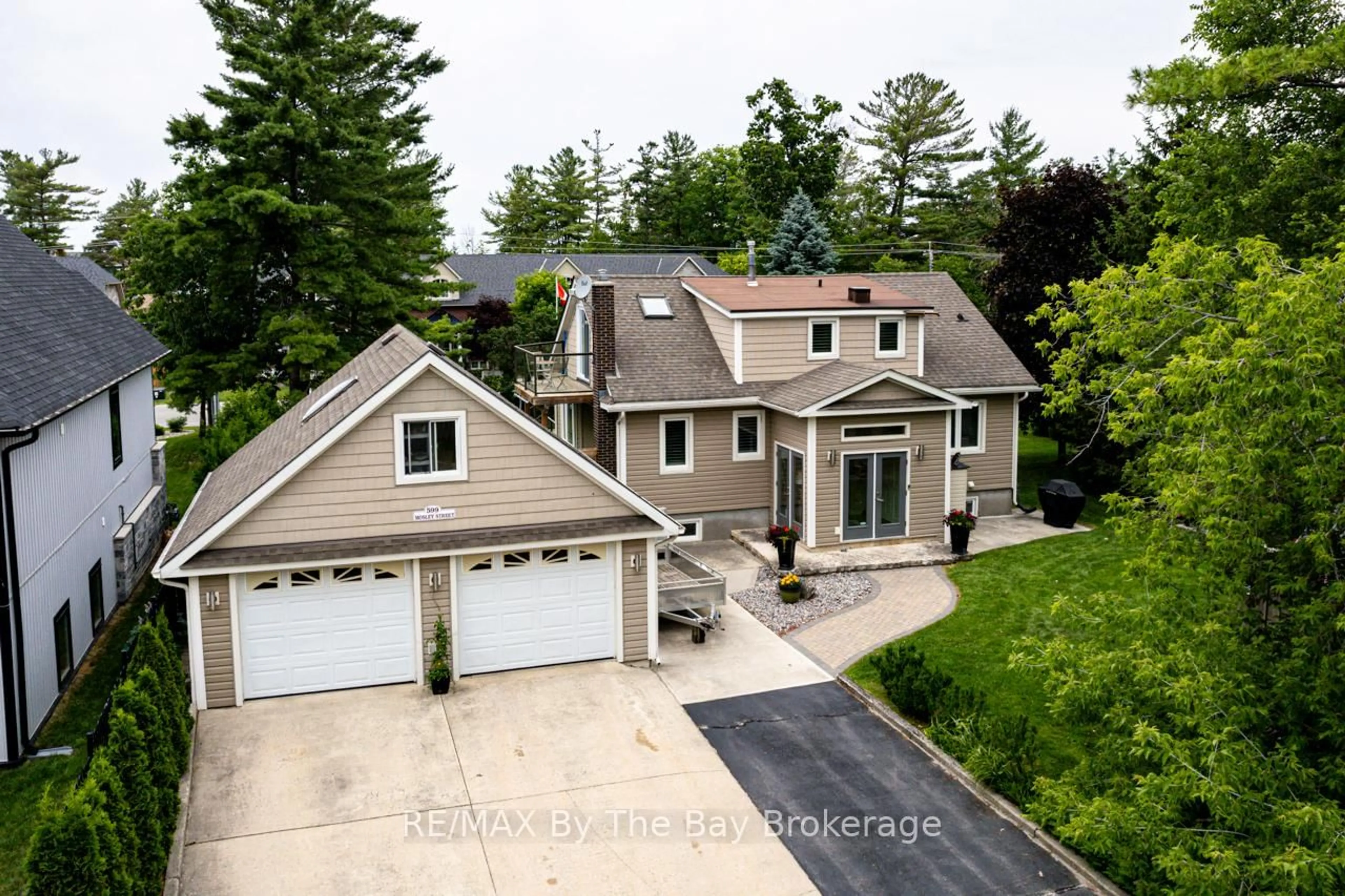 A pic from outside/outdoor area/front of a property/back of a property/a pic from drone, street for 599 MOSLEY St, Wasaga Beach Ontario L9Z 2J2