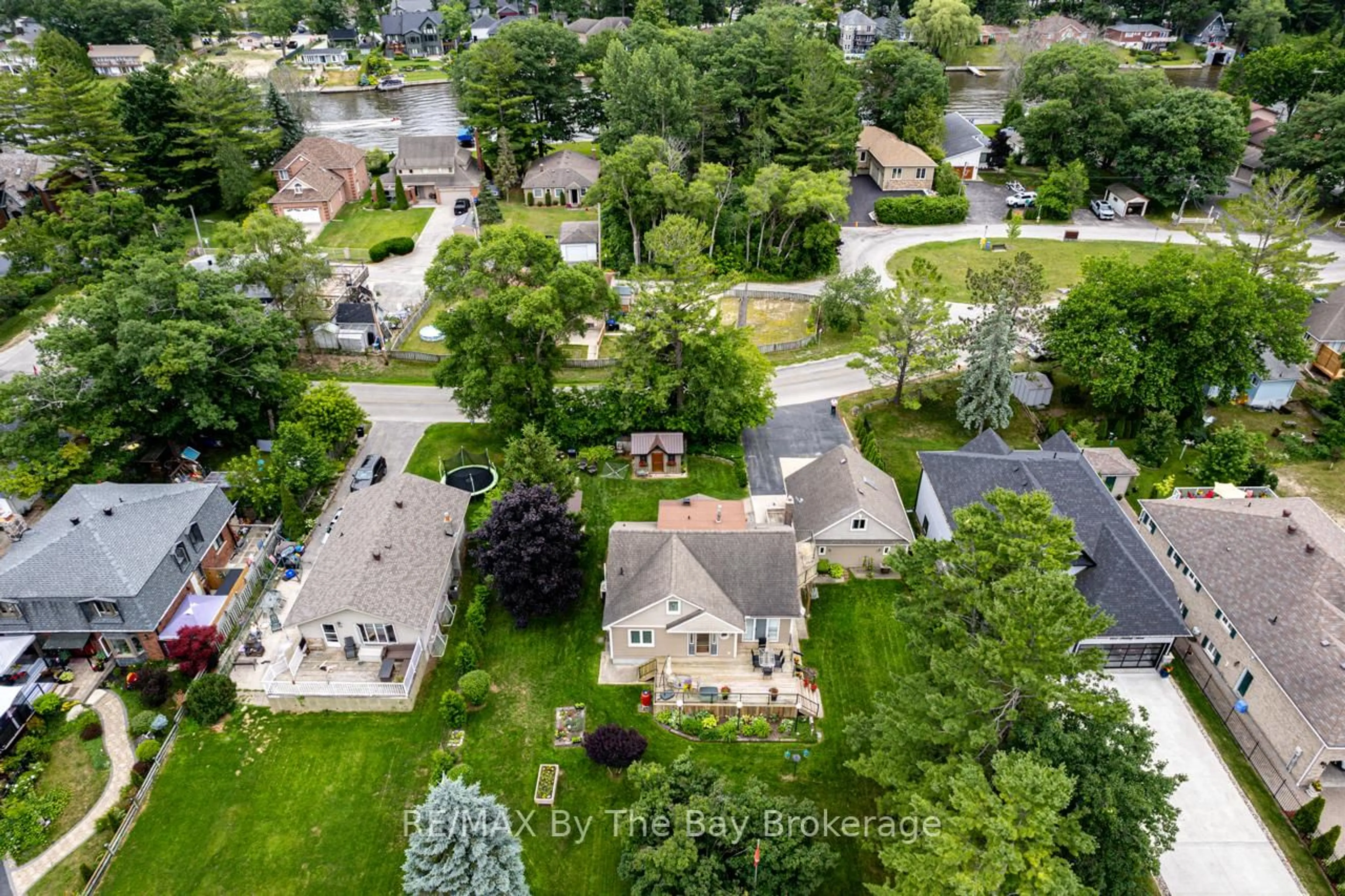 A pic from outside/outdoor area/front of a property/back of a property/a pic from drone, street for 599 MOSLEY St, Wasaga Beach Ontario L9Z 2J2