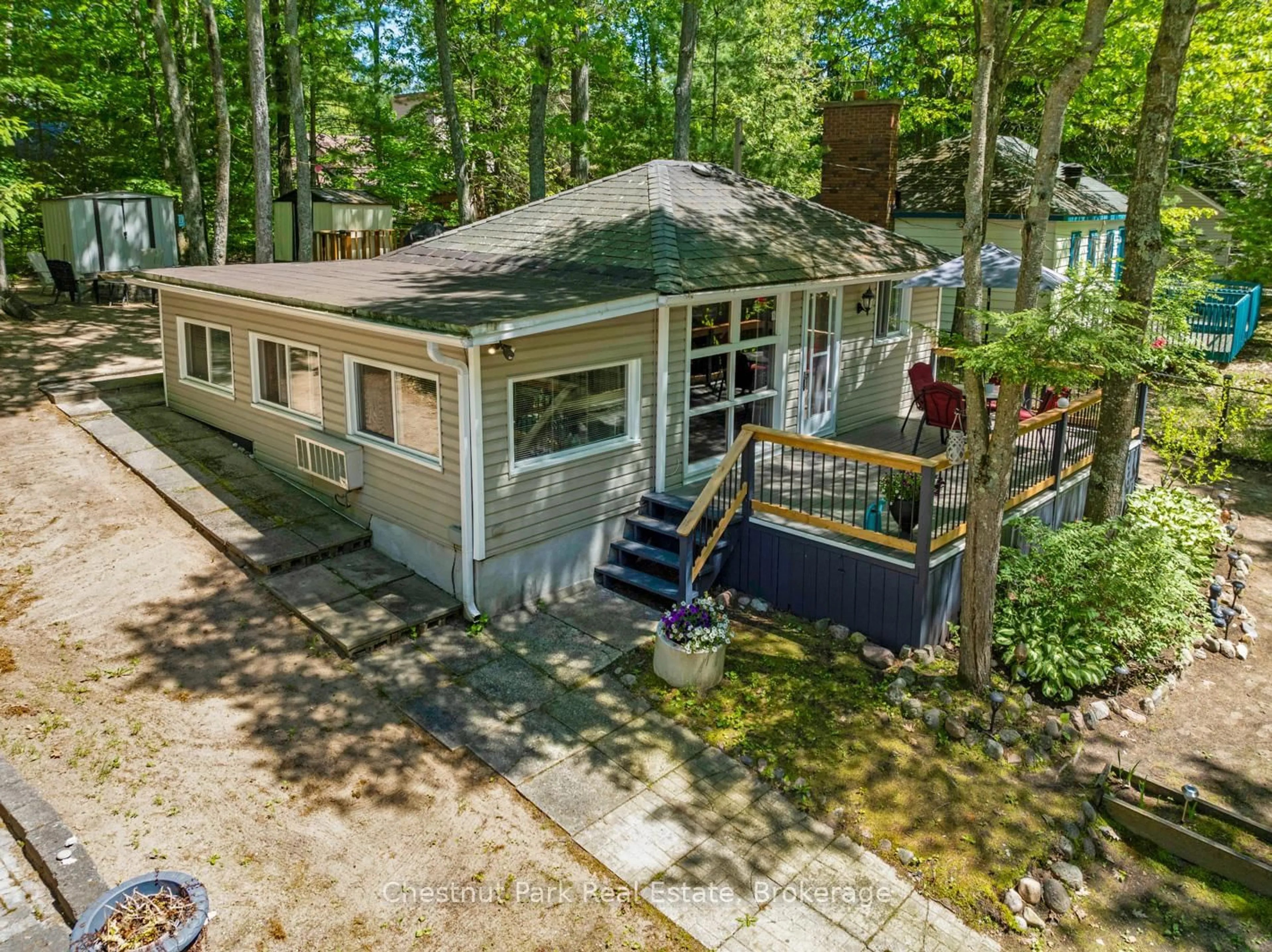 A pic from outside/outdoor area/front of a property/back of a property/a pic from drone, unknown for 117 OLIVER Dr, Tiny Ontario L0L 2J0