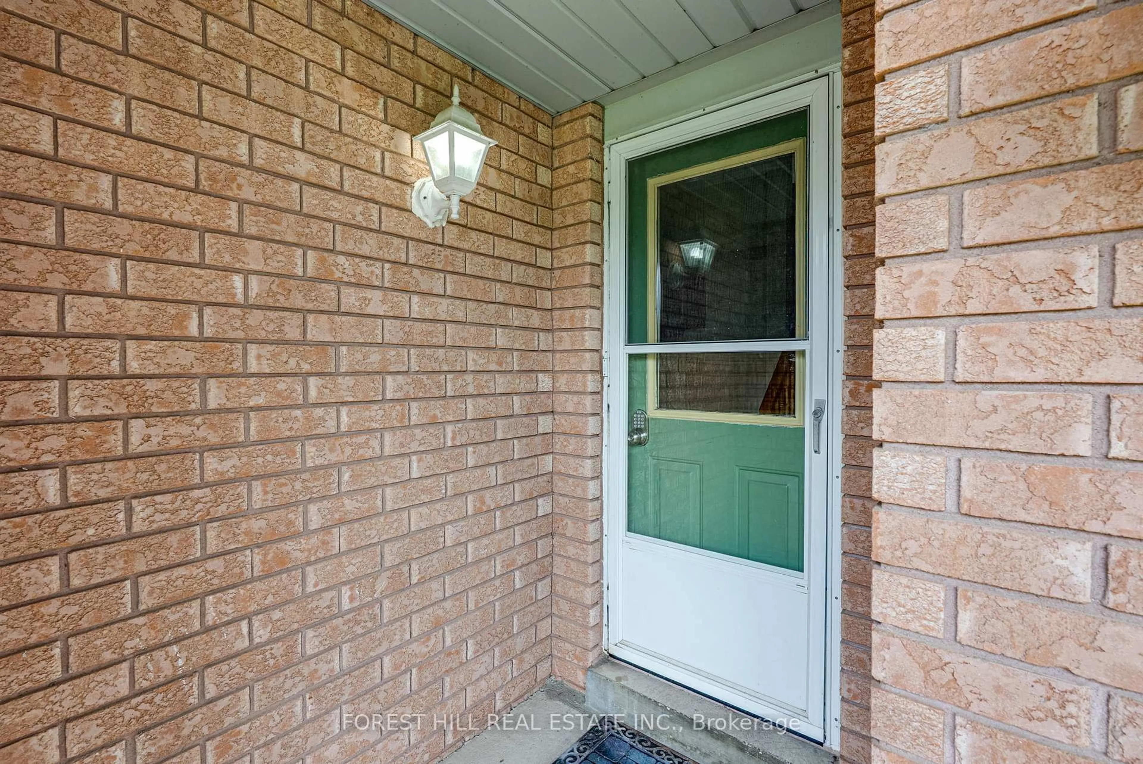 Indoor entryway for 44 Quance St, Barrie Ontario L4N 7M3