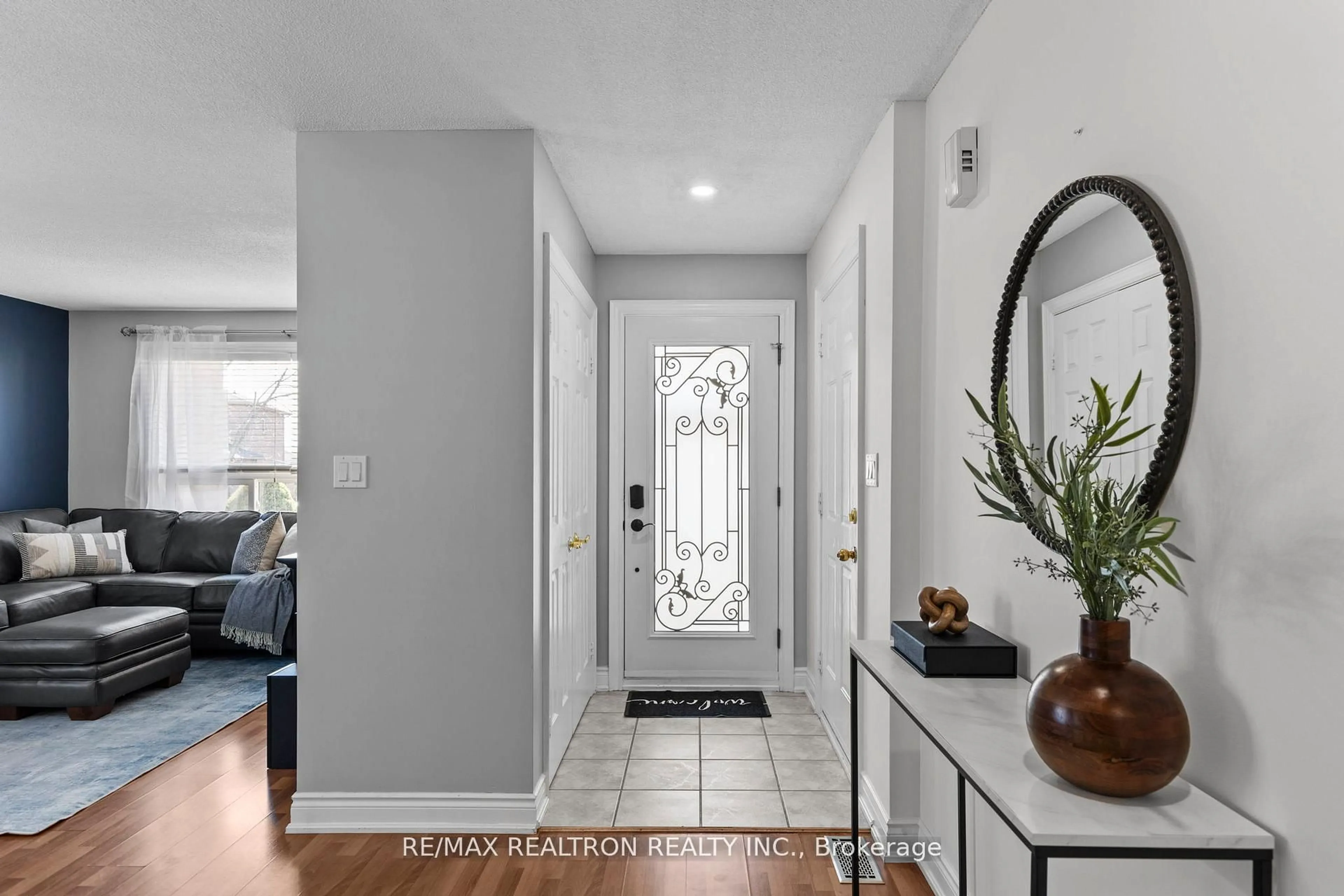 Indoor entryway for 63 Butternut Dr, Barrie Ontario L4N 9Z8