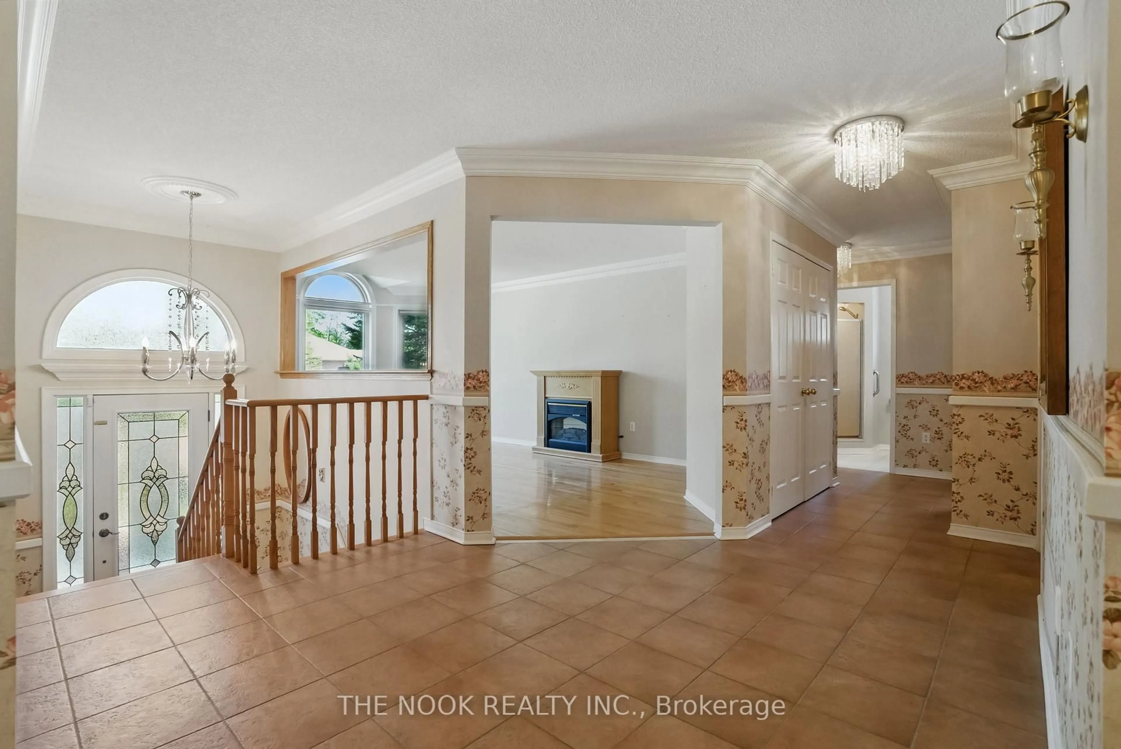 Indoor foyer for 72 Silver Birch Ave, Wasaga Beach Ontario L9Z 1M2
