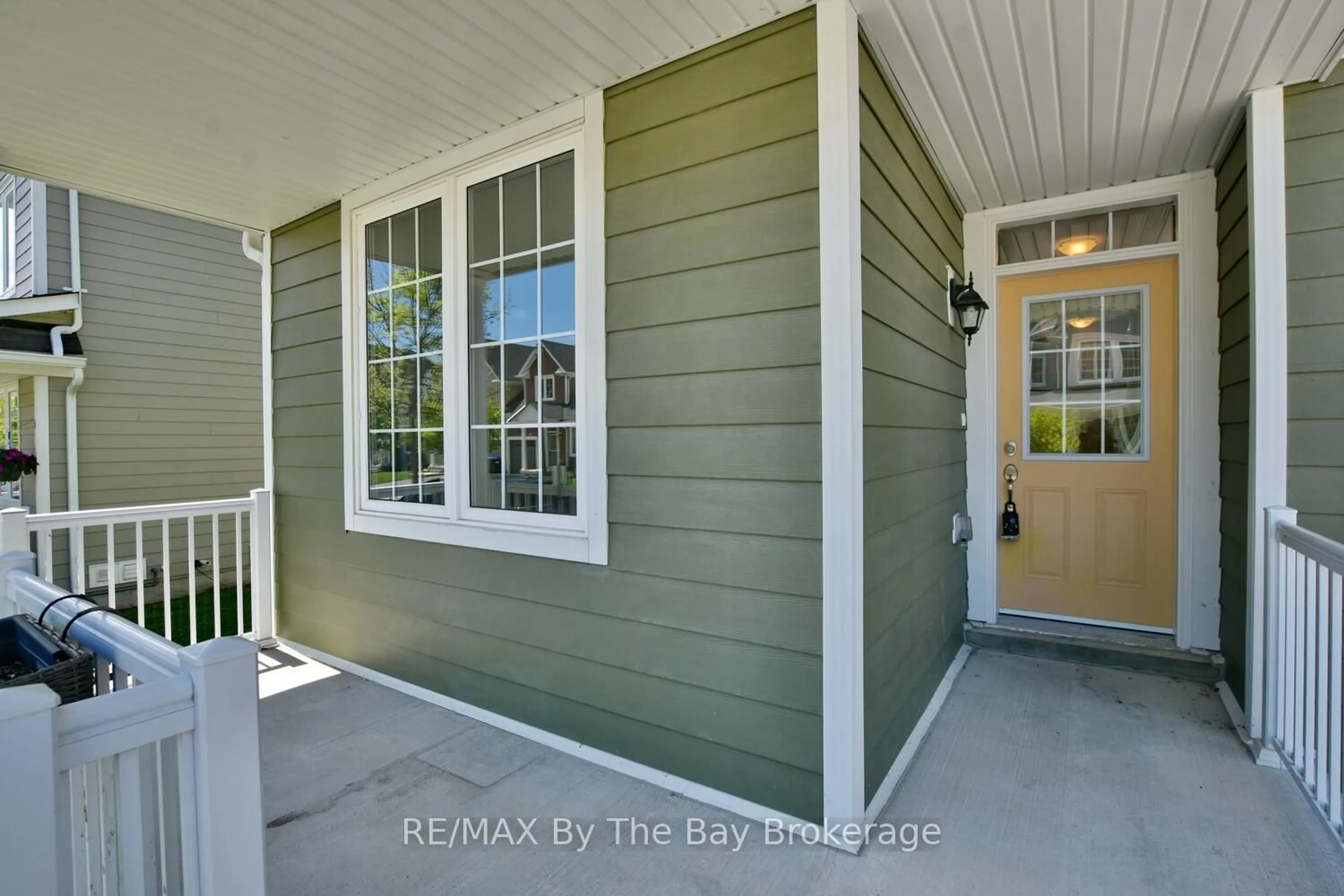 Indoor entryway for 13 Berkshire Ave, Wasaga Beach Ontario L9Z 0G3