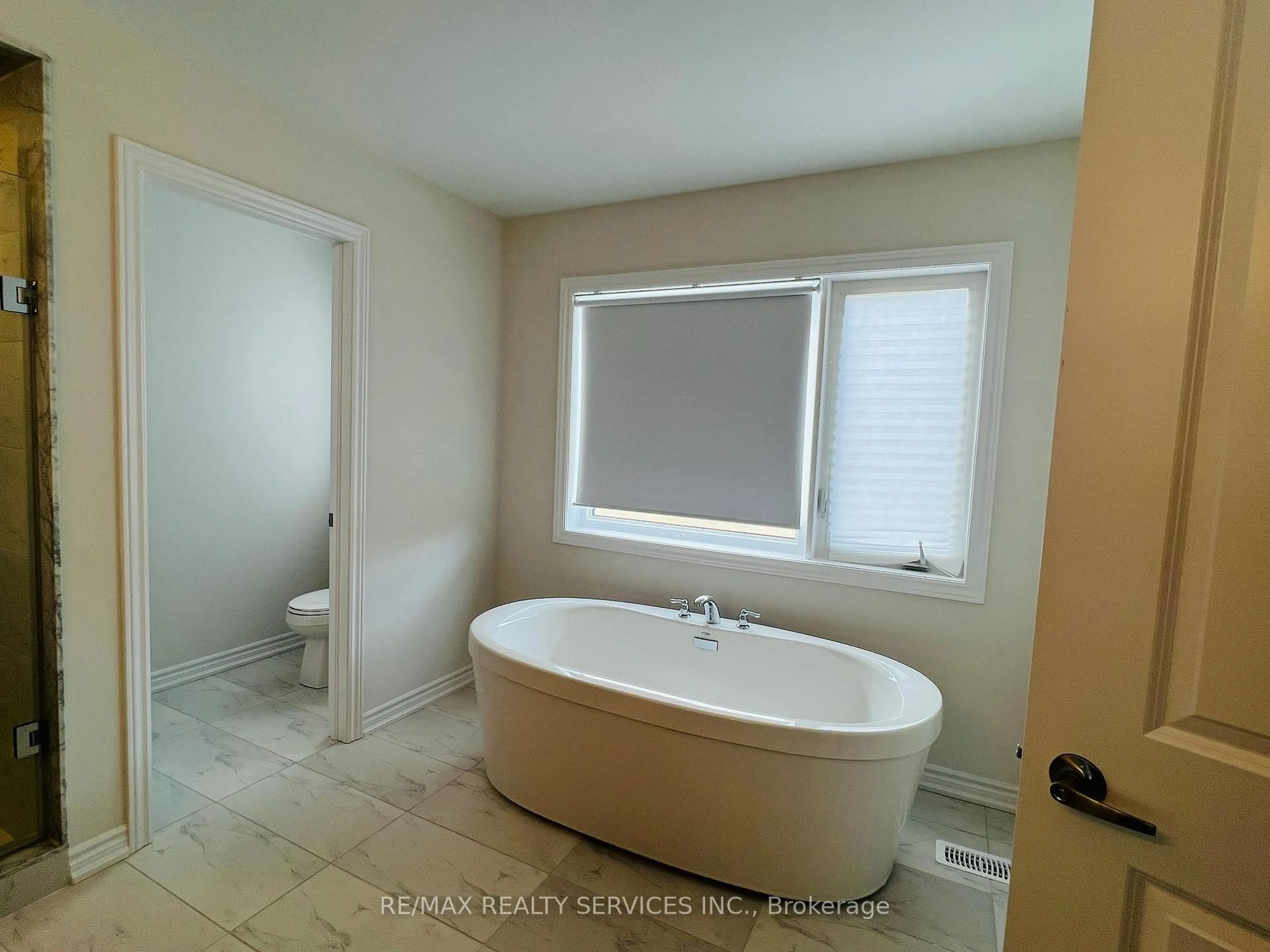 Contemporary bathroom, ceramic/tile floor for 13 Del Ray Cres, Wasaga Beach Ontario L9Z 0N7
