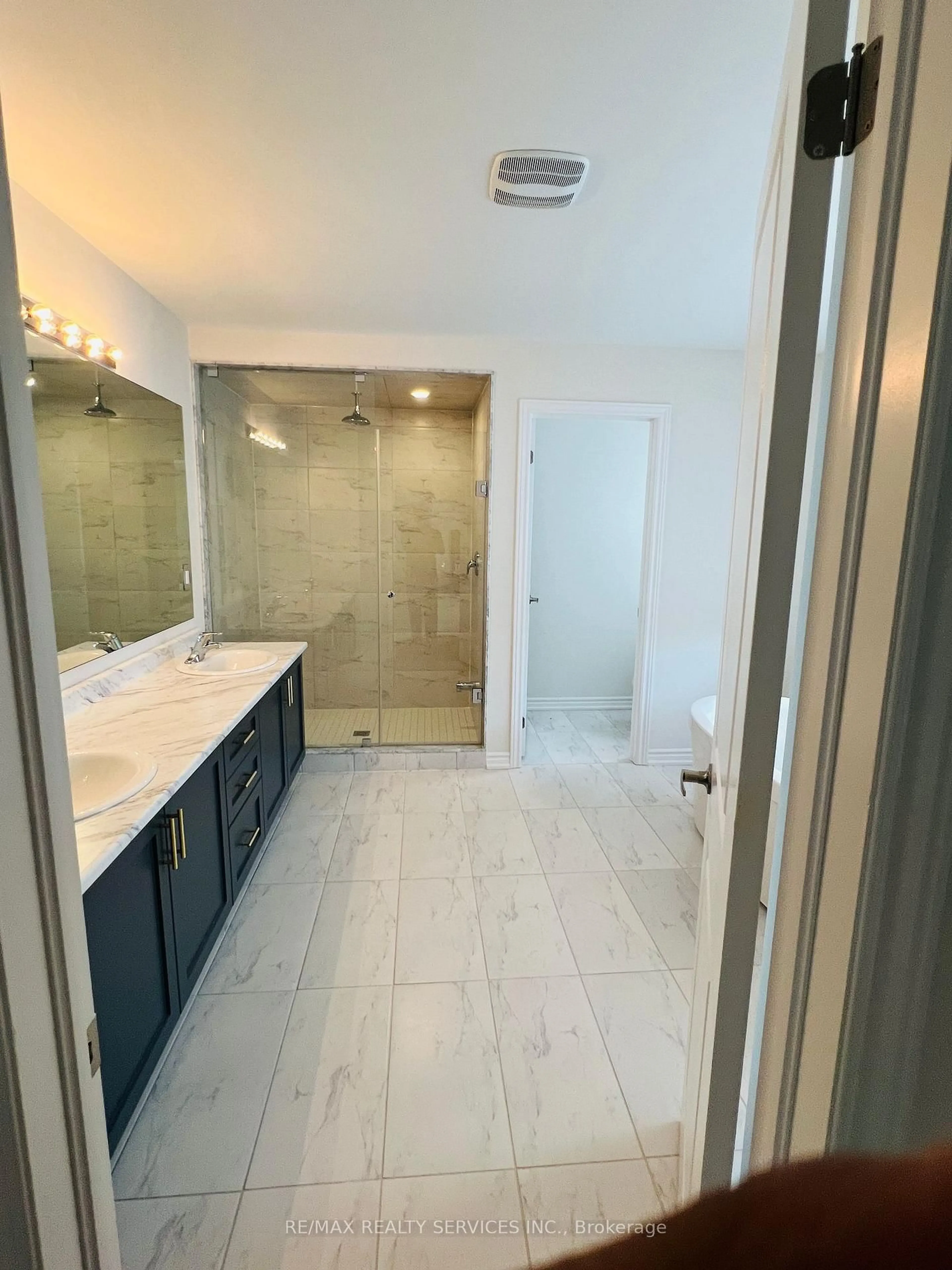 Contemporary bathroom, ceramic/tile floor for 13 Del Ray Cres, Wasaga Beach Ontario L9Z 0N7
