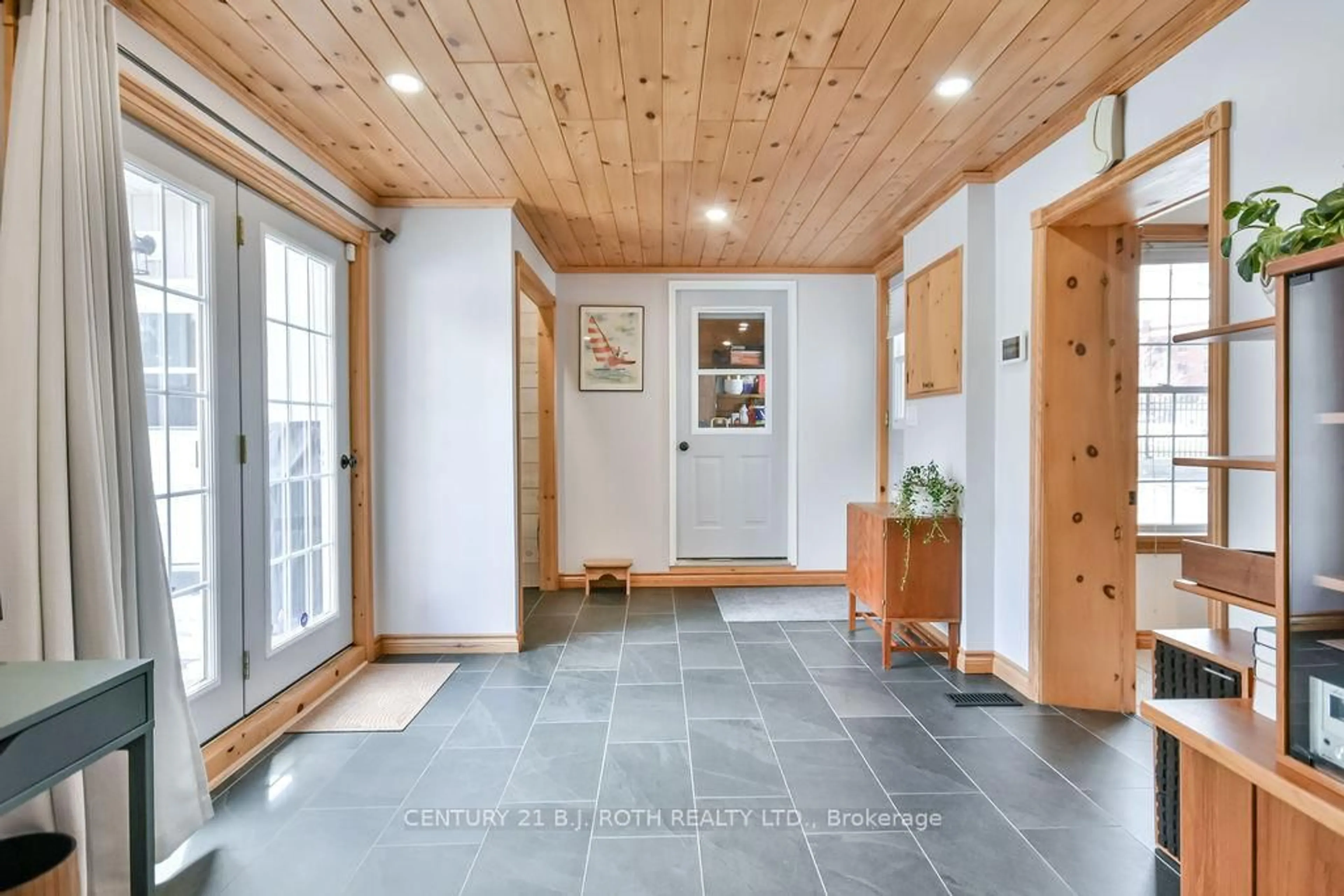 Indoor entryway for 17 Peel St, Penetanguishene Ontario L9M 1A5
