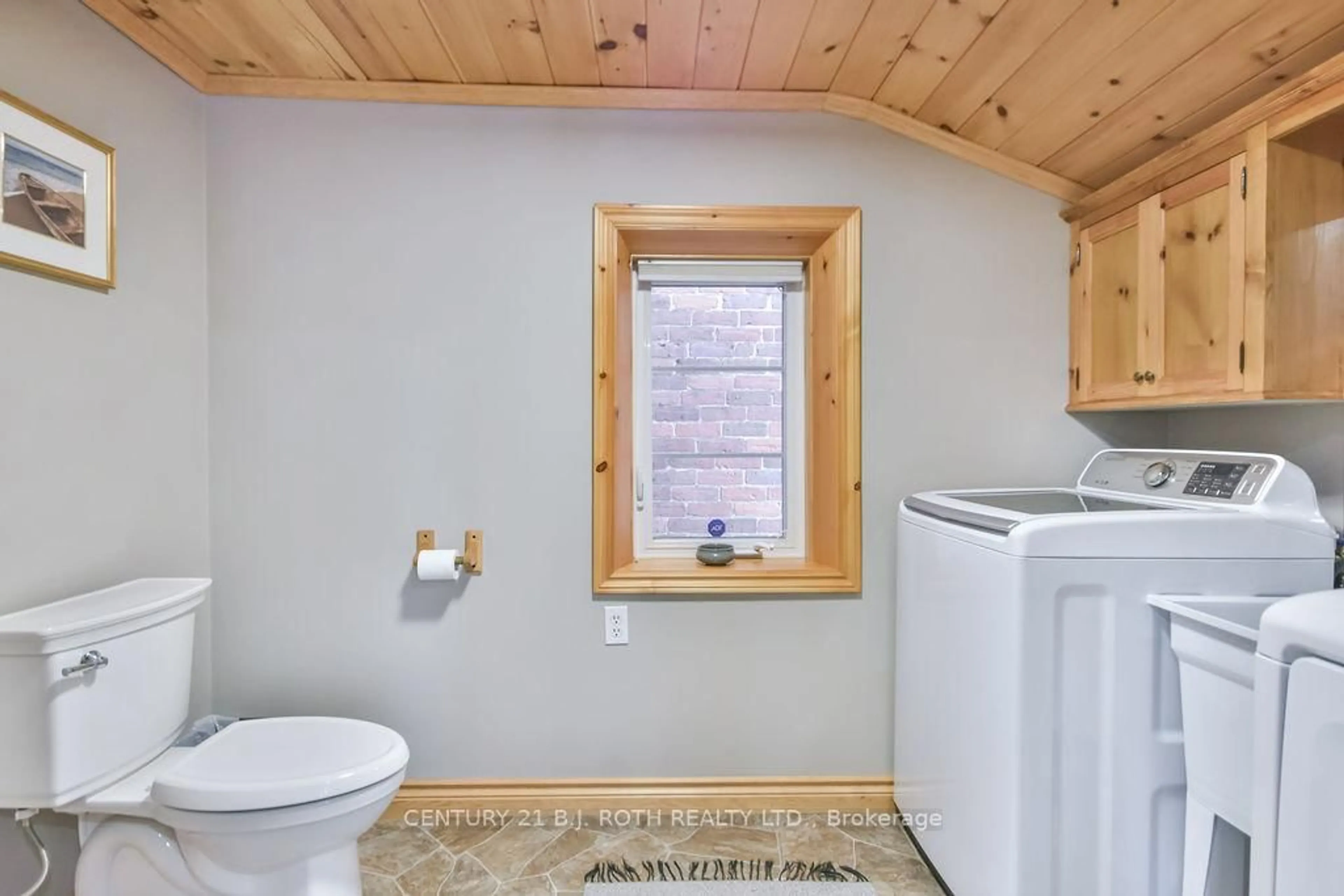 Standard bathroom, ceramic/tile floor for 17 Peel St, Penetanguishene Ontario L9M 1A5