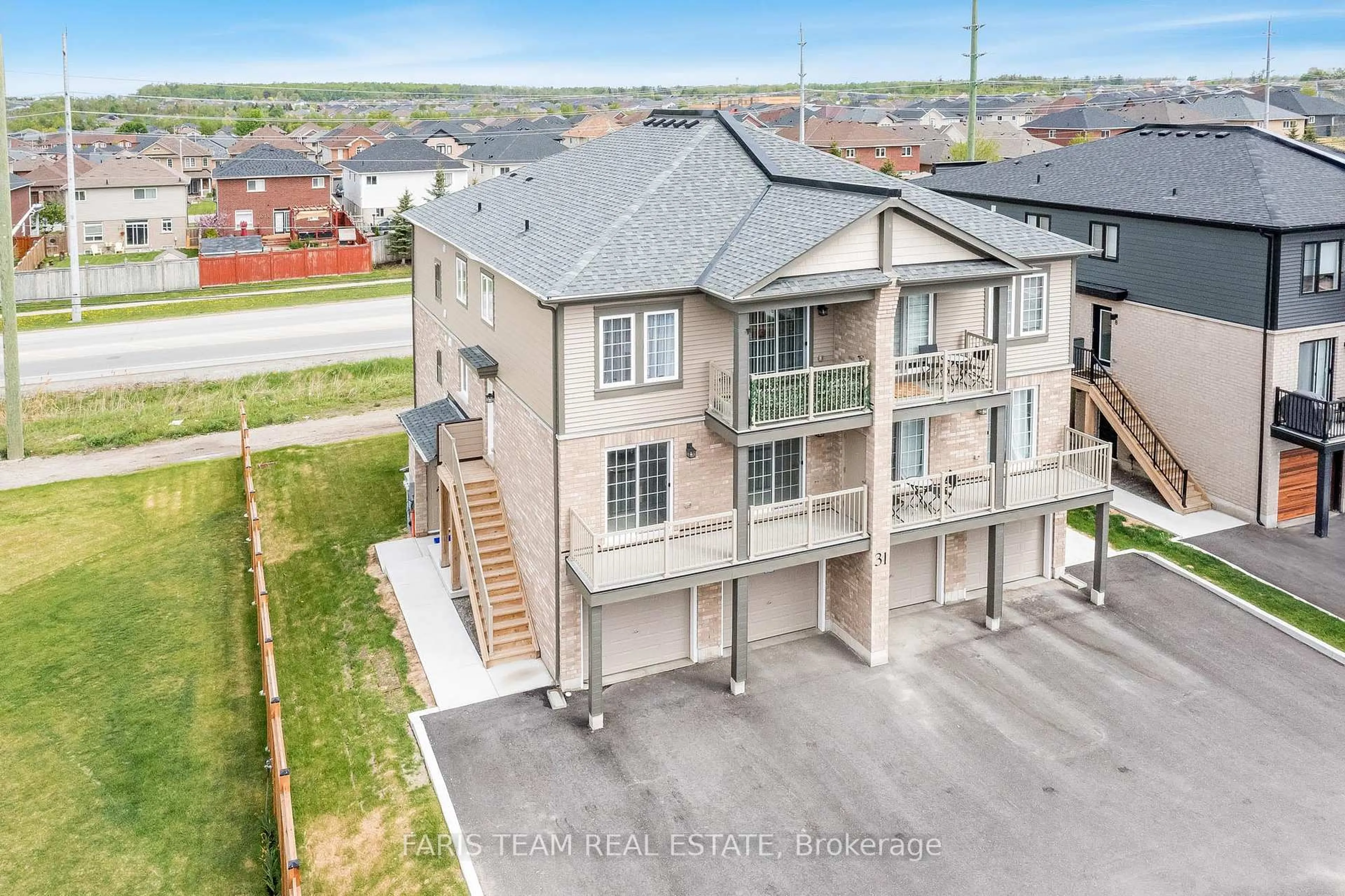 A pic from outside/outdoor area/front of a property/back of a property/a pic from drone, unknown for 31A Pumpkin Corner Cres #2, Barrie Ontario L9J 0T5