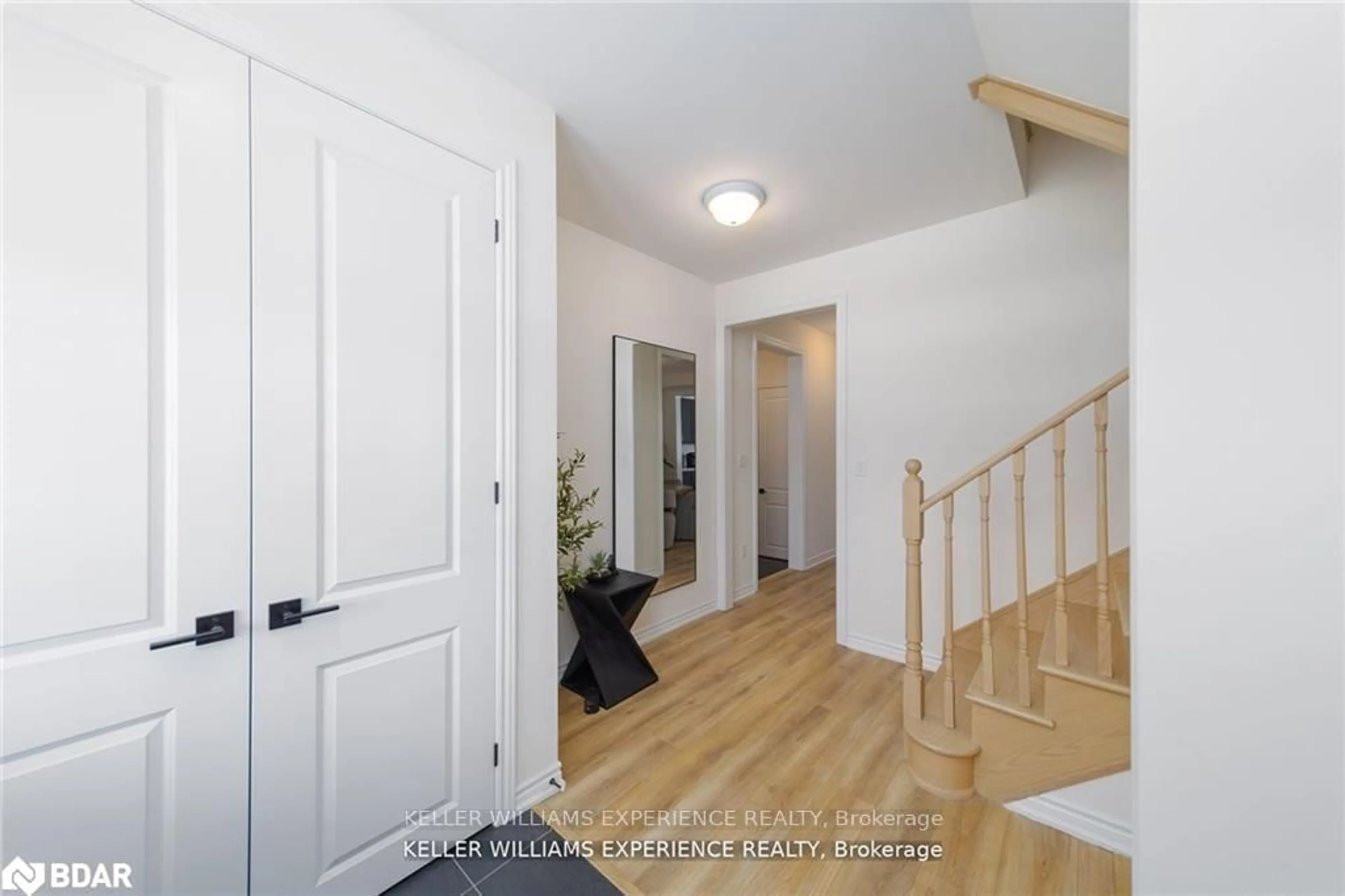 Indoor entryway for 26 Sanford Circ, Springwater Ontario L9X 2A8