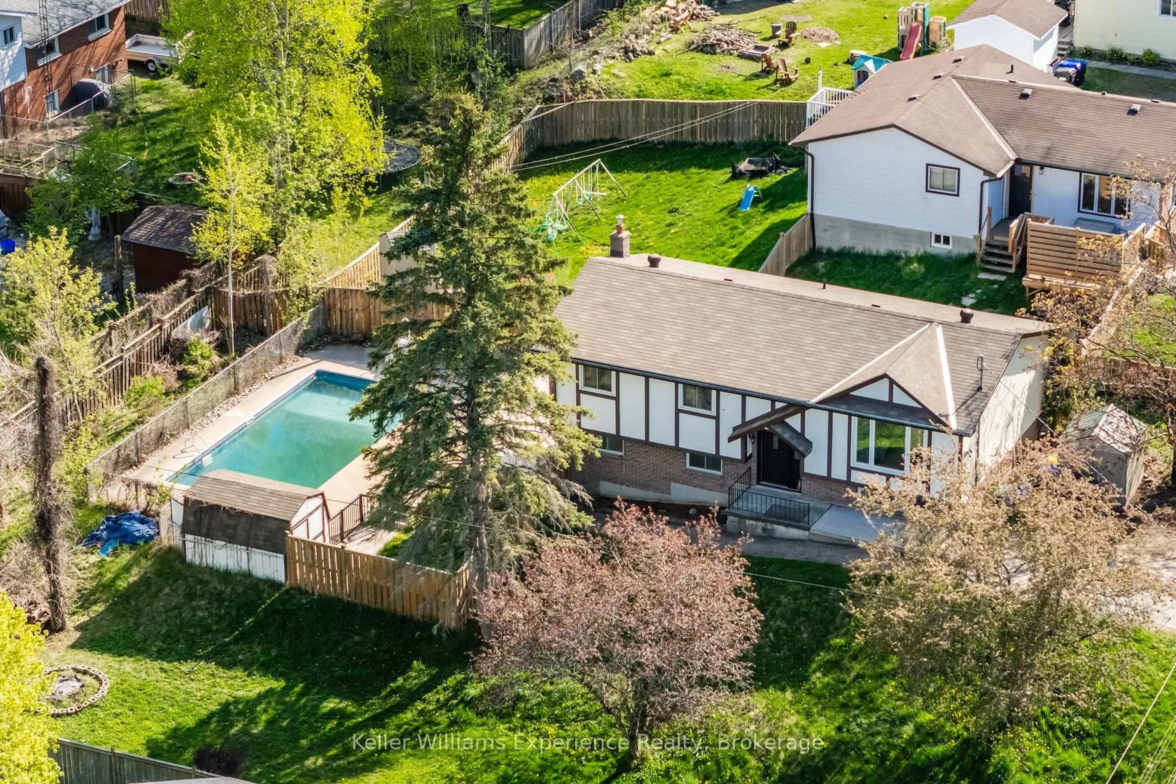 A pic from outside/outdoor area/front of a property/back of a property/a pic from drone, unknown for 487 Nottingham St, Tay Ontario L0K 1R0