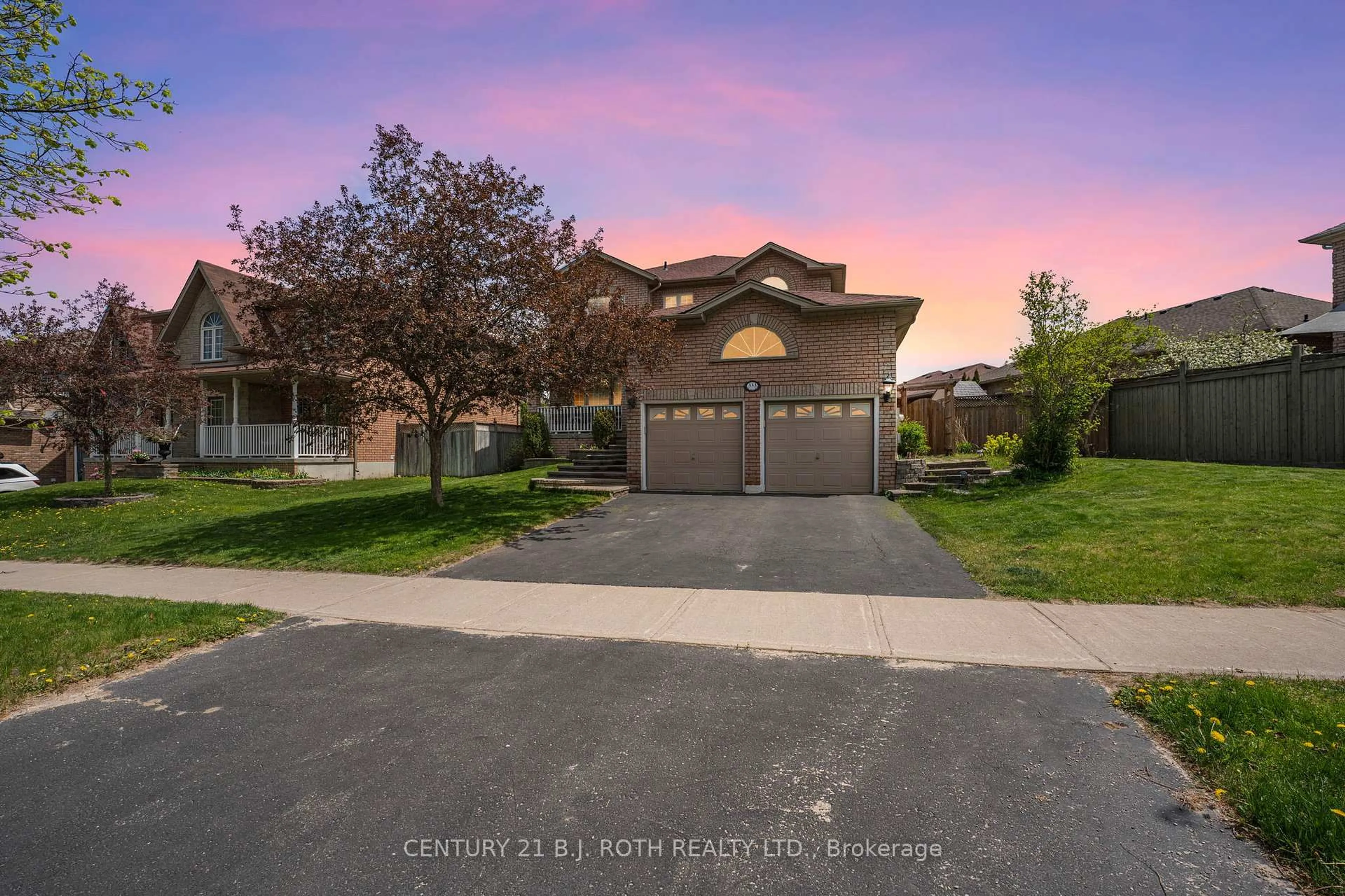 A pic from outside/outdoor area/front of a property/back of a property/a pic from drone, street for 333 Cox Mill Rd, Barrie Ontario L4N 0L3