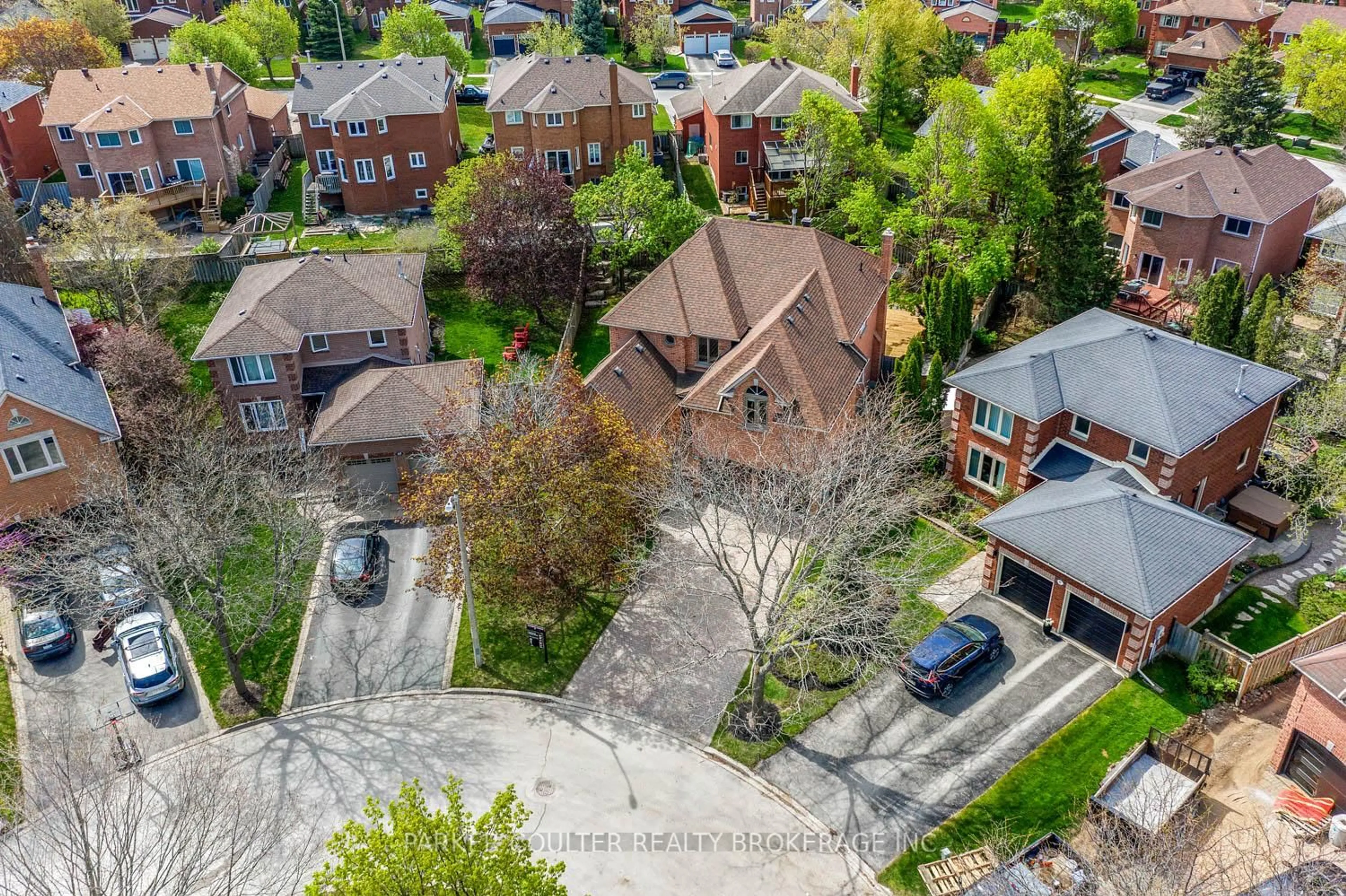 A pic from outside/outdoor area/front of a property/back of a property/a pic from drone, street for 43 Falling Brook Dr, Barrie Ontario L4N 7E9