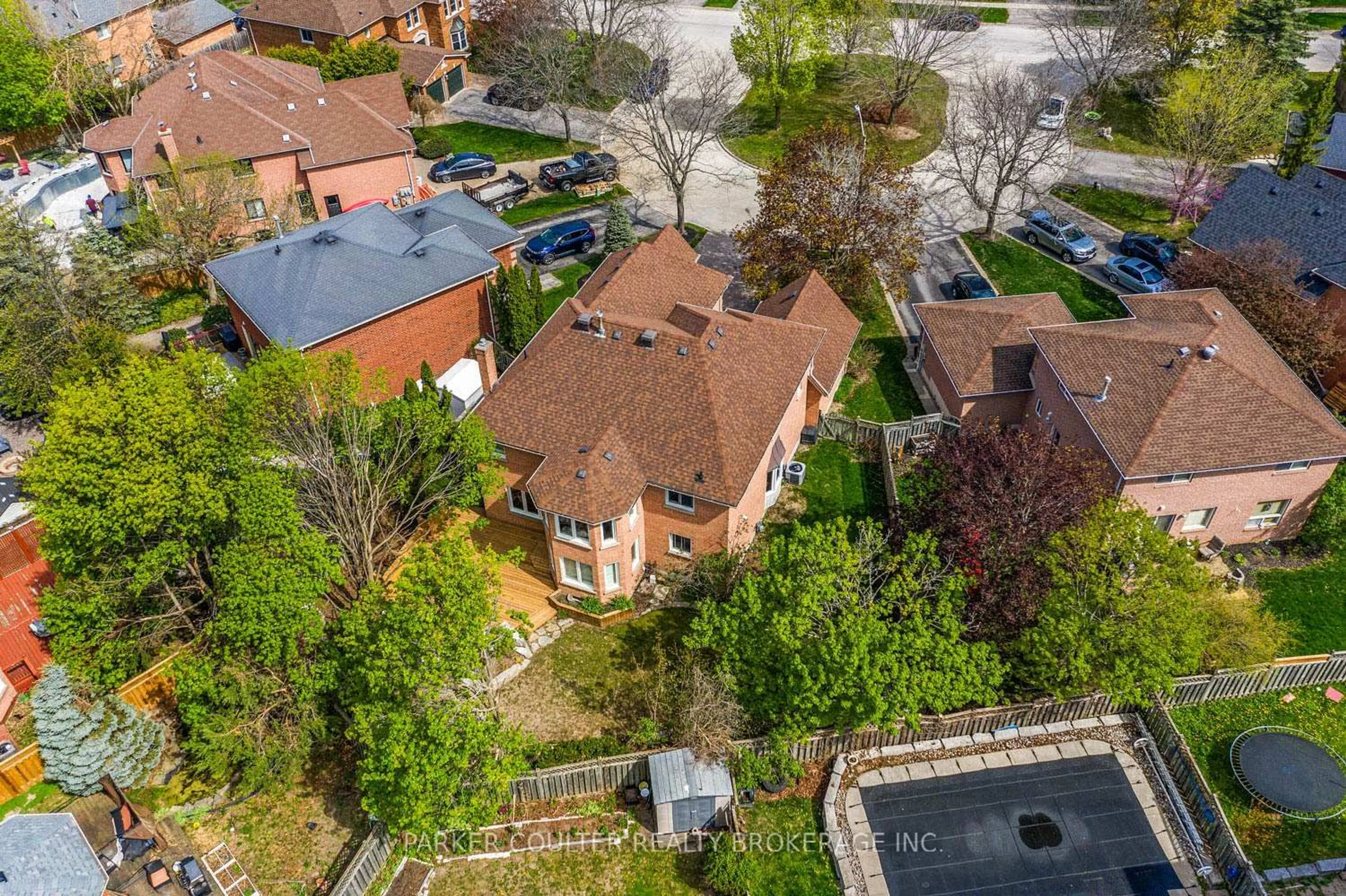 A pic from outside/outdoor area/front of a property/back of a property/a pic from drone, street for 43 Falling Brook Dr, Barrie Ontario L4N 7E9