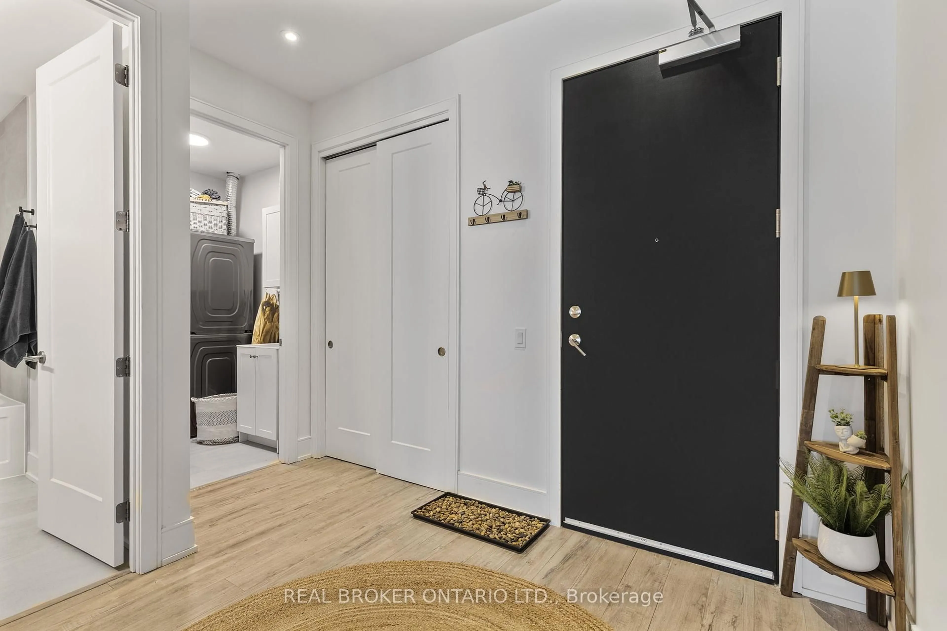Indoor entryway for 185 Dunlop St #PH 3, Barrie Ontario L4M 0L7