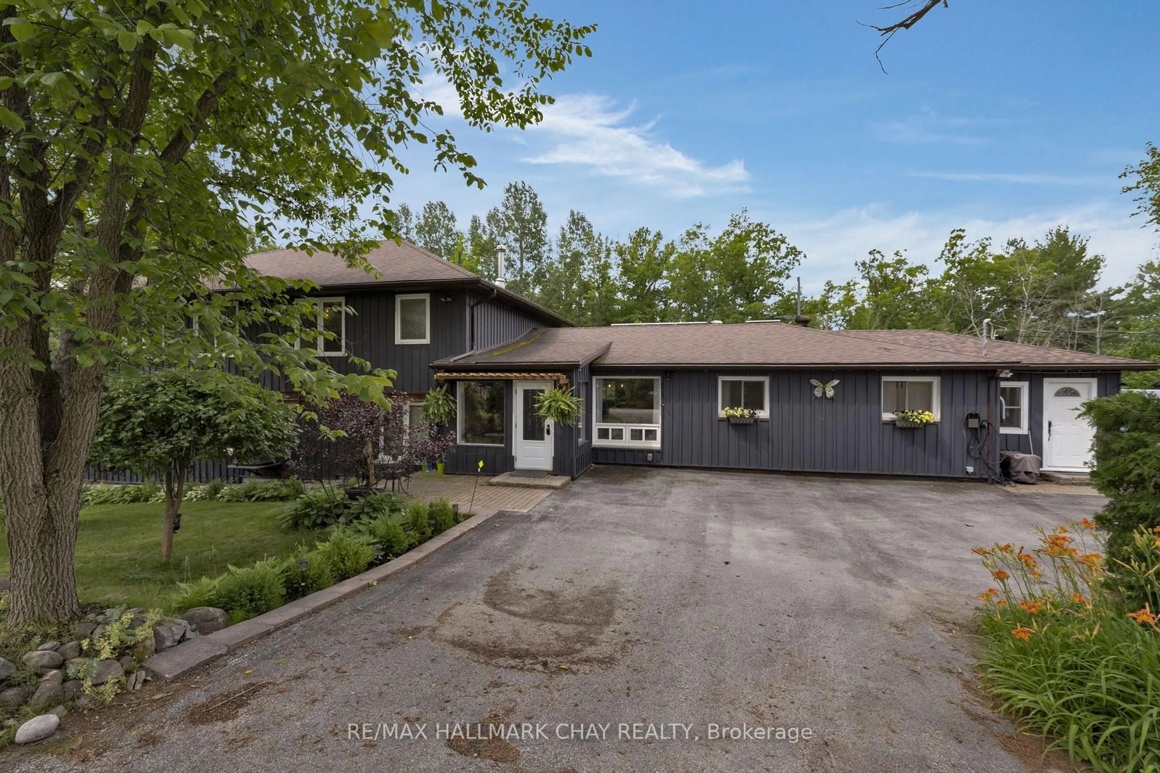 A pic from outside/outdoor area/front of a property/back of a property/a pic from drone, street for 54 Forest Harbour Pkwy, Tay Ontario L0K 2C0