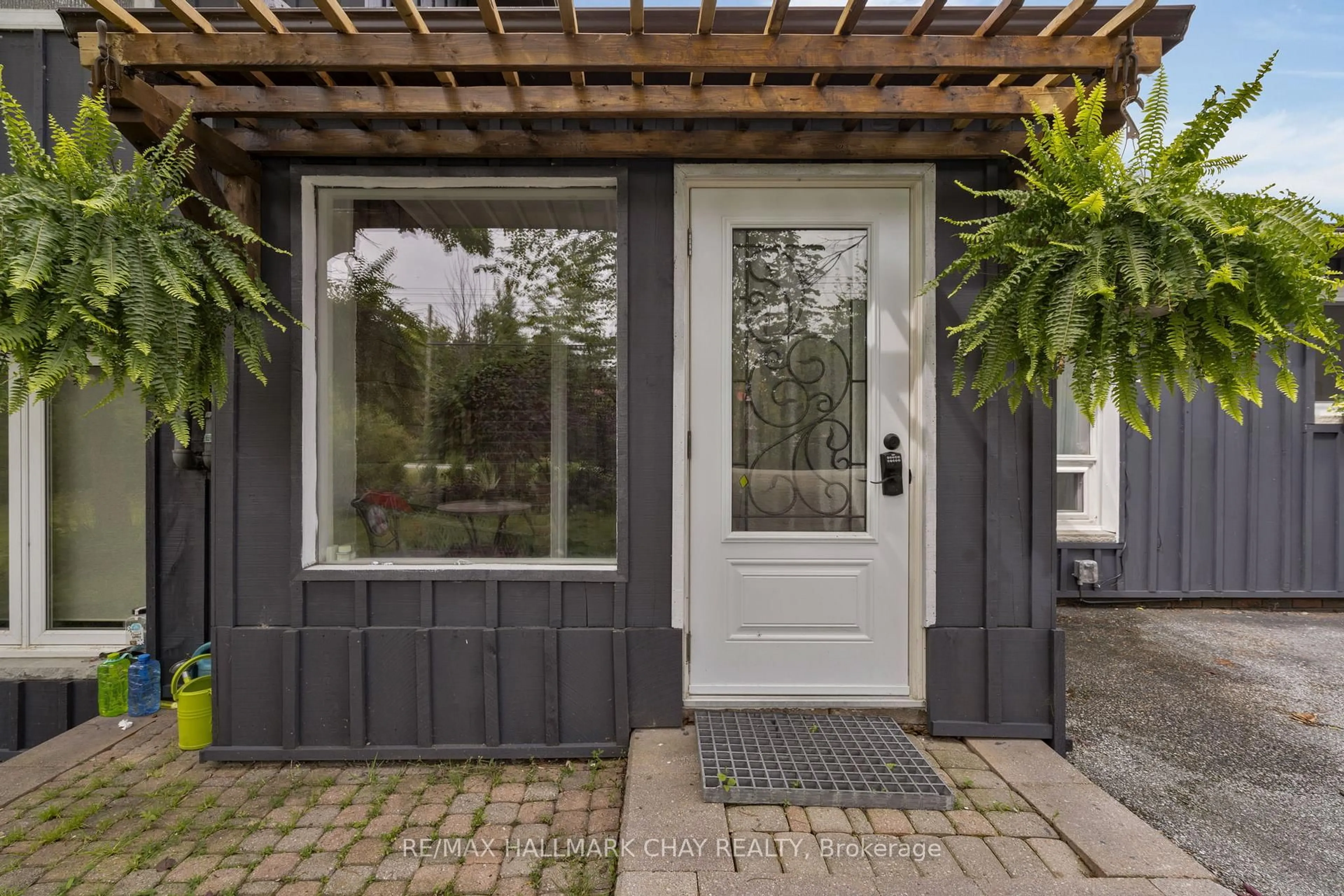 Indoor entryway for 54 Forest Harbour Pkwy, Tay Ontario L0K 2C0