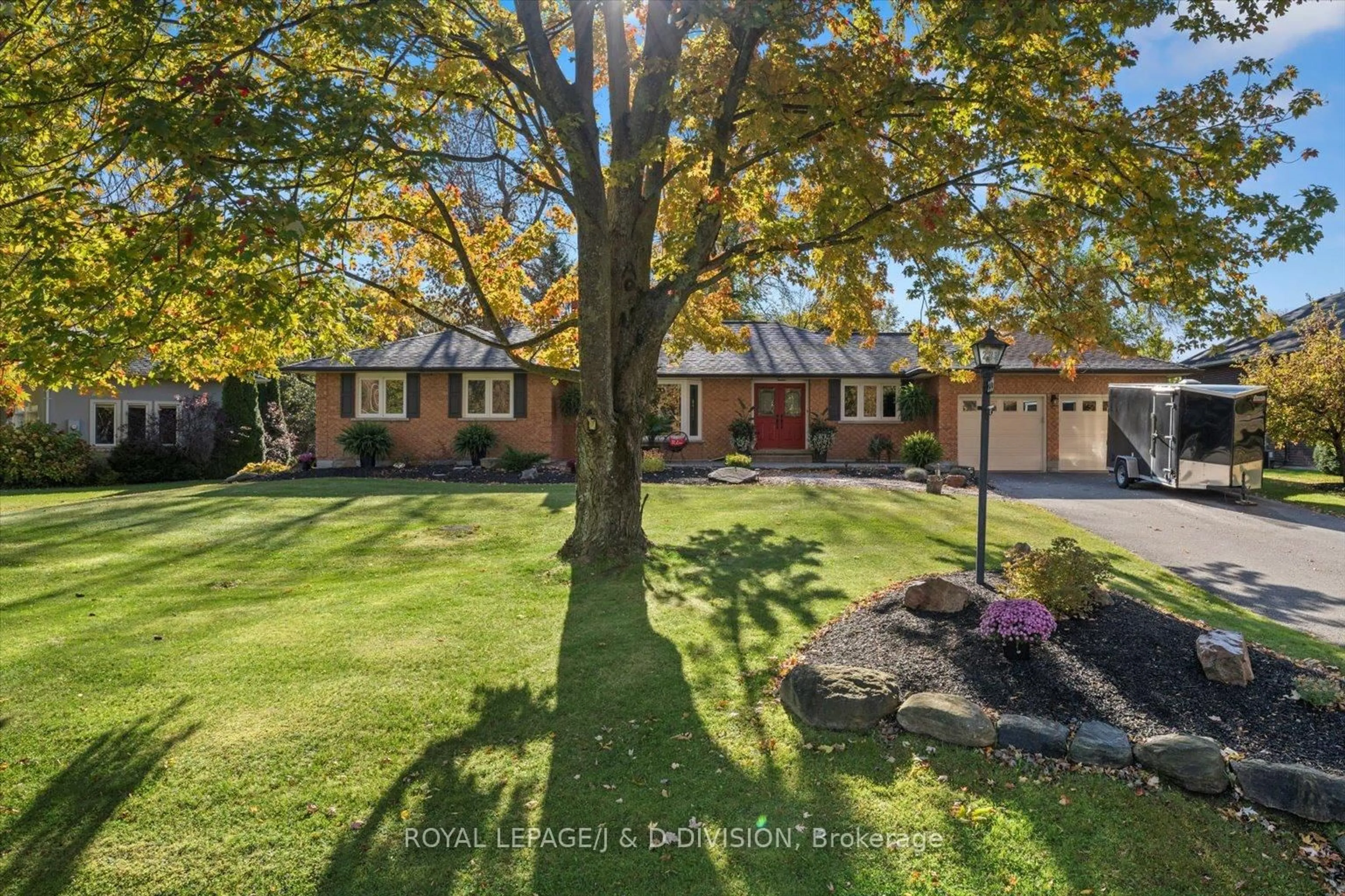 A pic from outside/outdoor area/front of a property/back of a property/a pic from drone, street for 233 Bayshore Dr, Ramara Ontario L0K 1B0