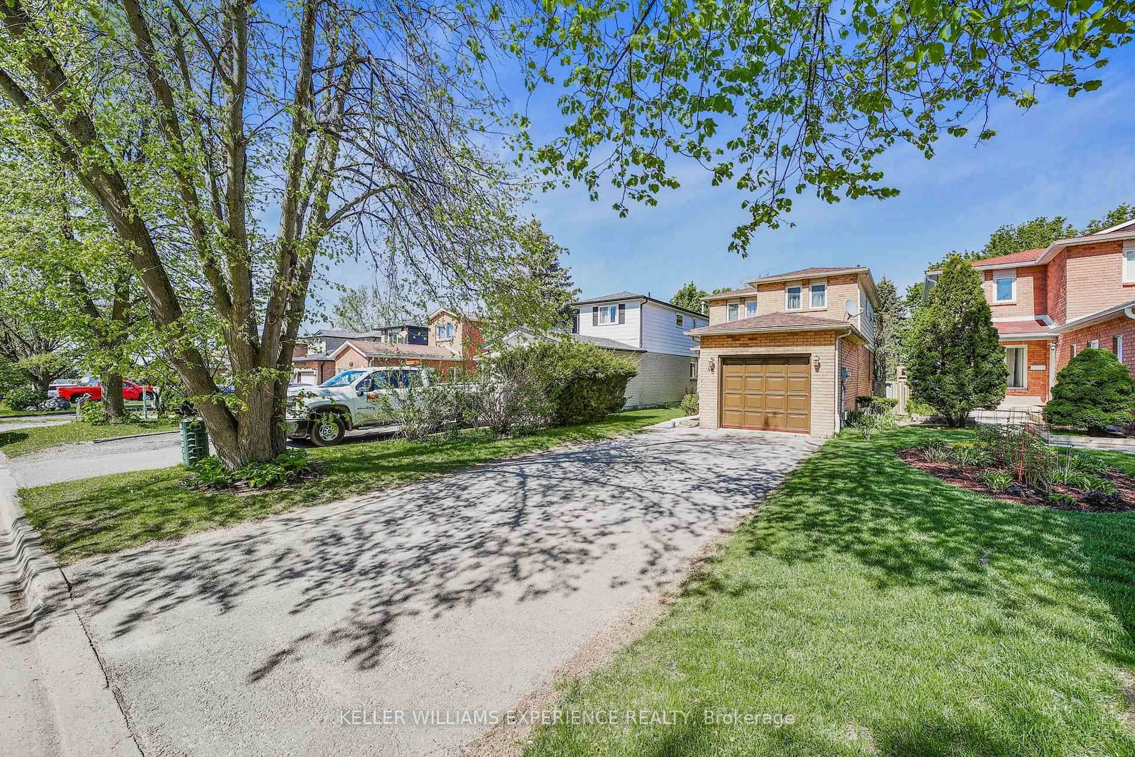 A pic from outside/outdoor area/front of a property/back of a property/a pic from drone, street for 45 Garden Dr, Barrie Ontario L4N 5T8
