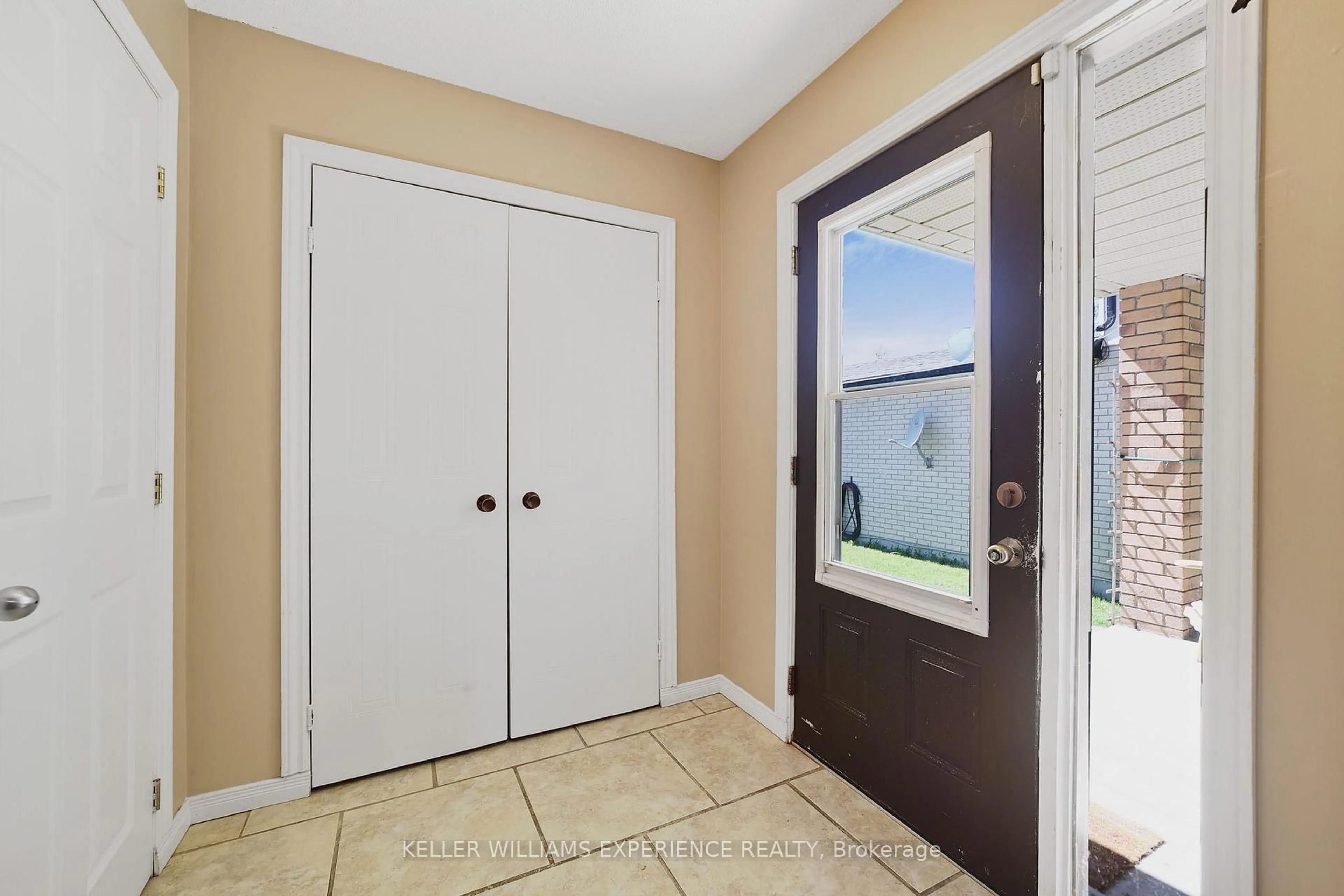 Indoor entryway for 45 Garden Dr, Barrie Ontario L4N 5T8