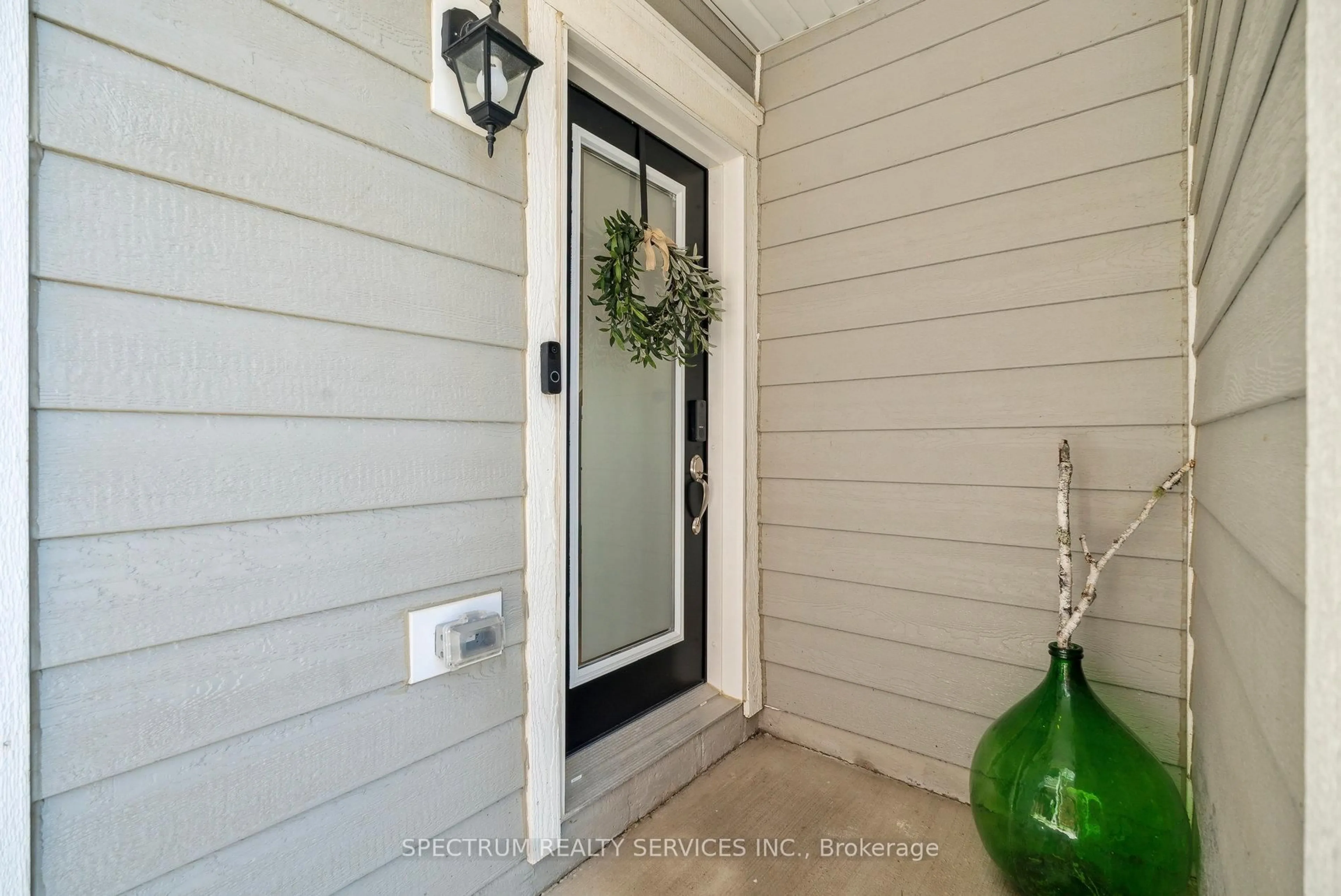 Indoor entryway for 29 SHELBURNE Ave, Wasaga Beach Ontario L9Z 0J4