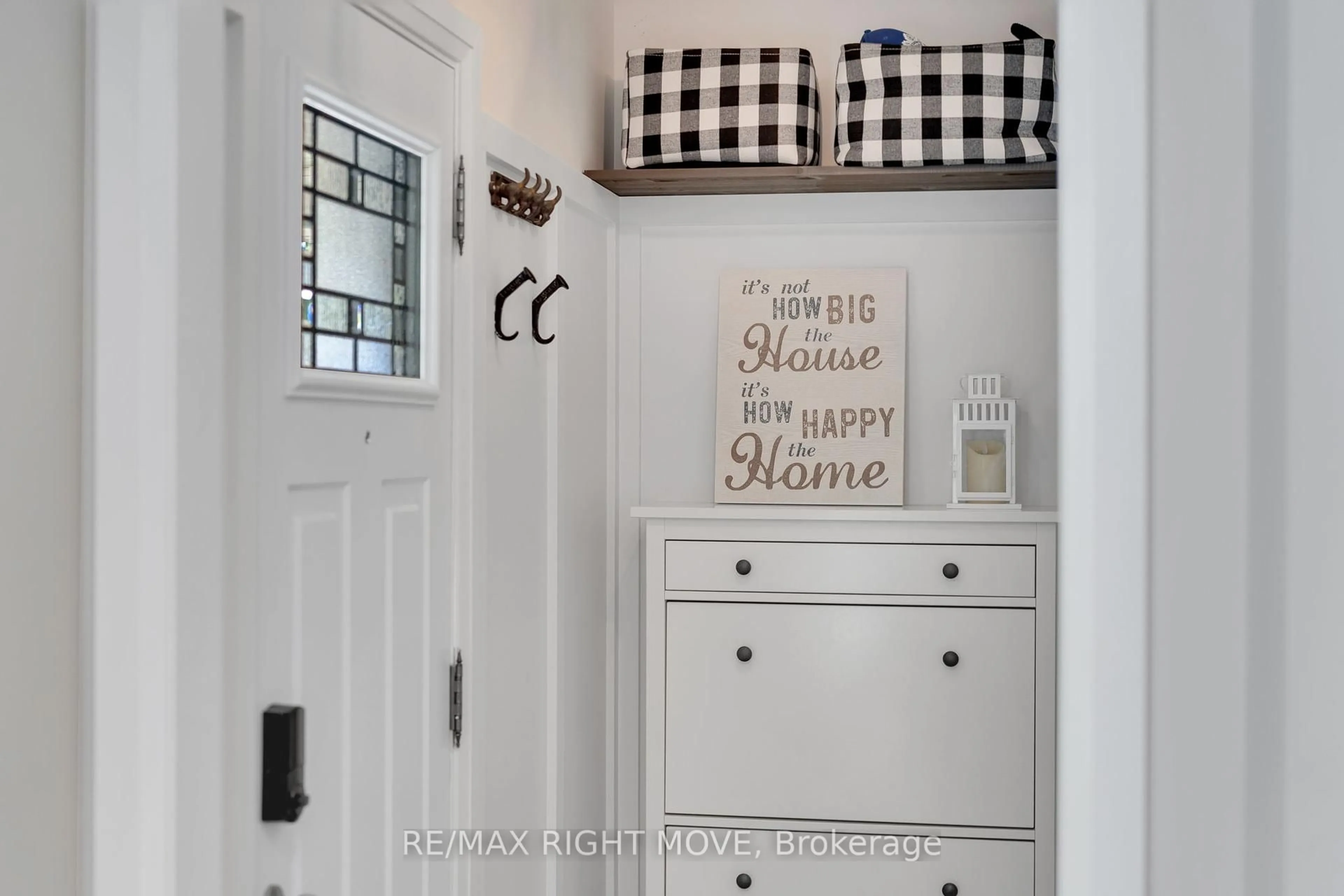 Indoor entryway for 13 Newton St, Barrie Ontario L4M 3N2
