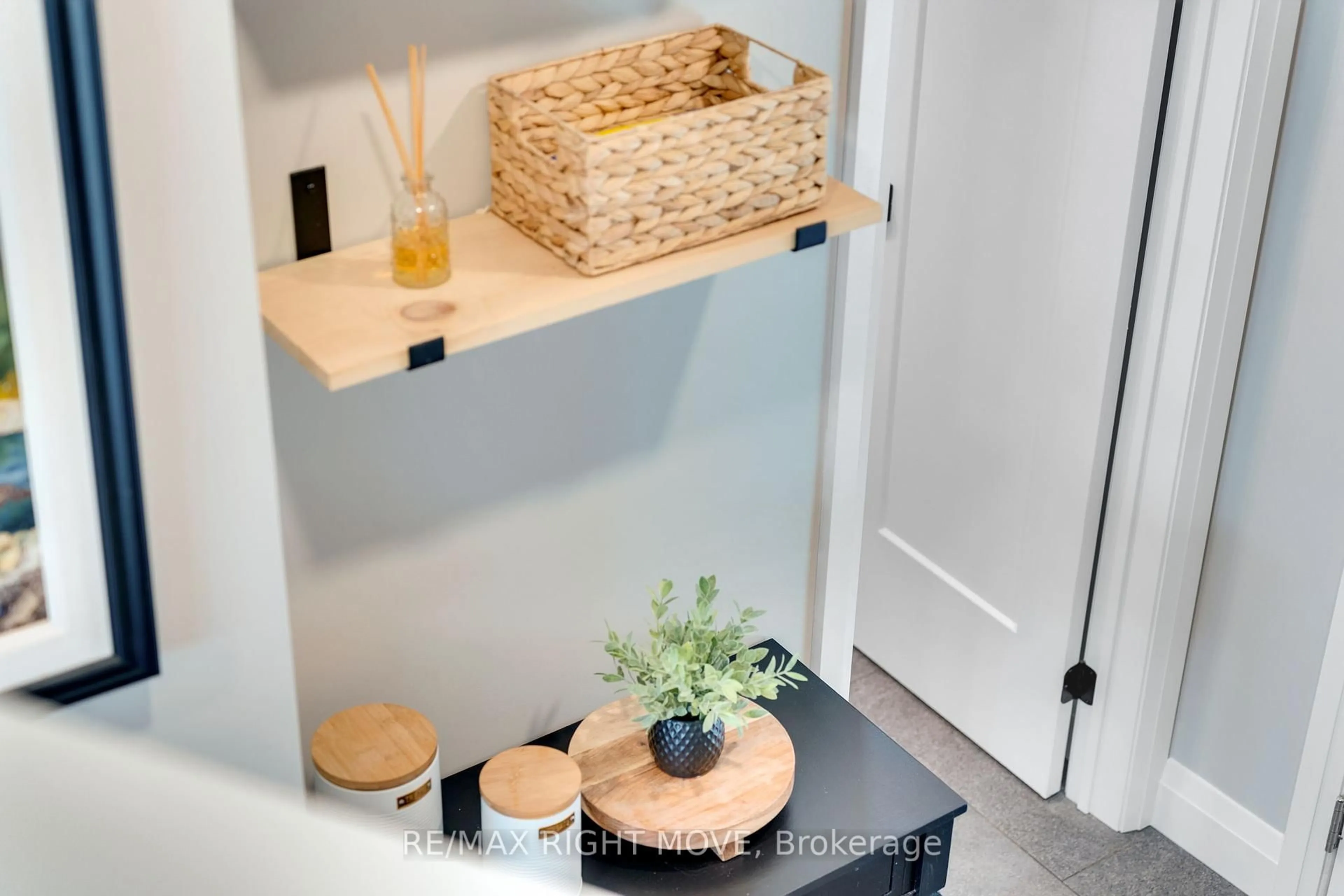 Indoor entryway for 13 Newton St, Barrie Ontario L4M 3N2