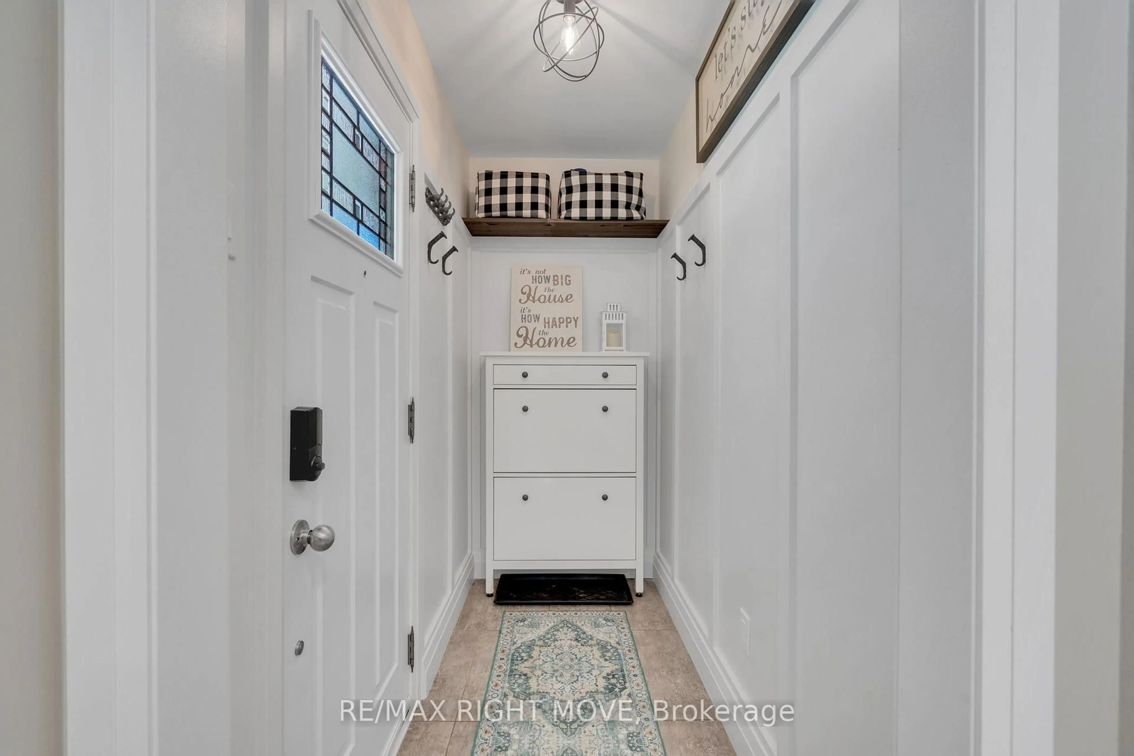 Indoor entryway for 13 Newton St, Barrie Ontario L4M 3N2