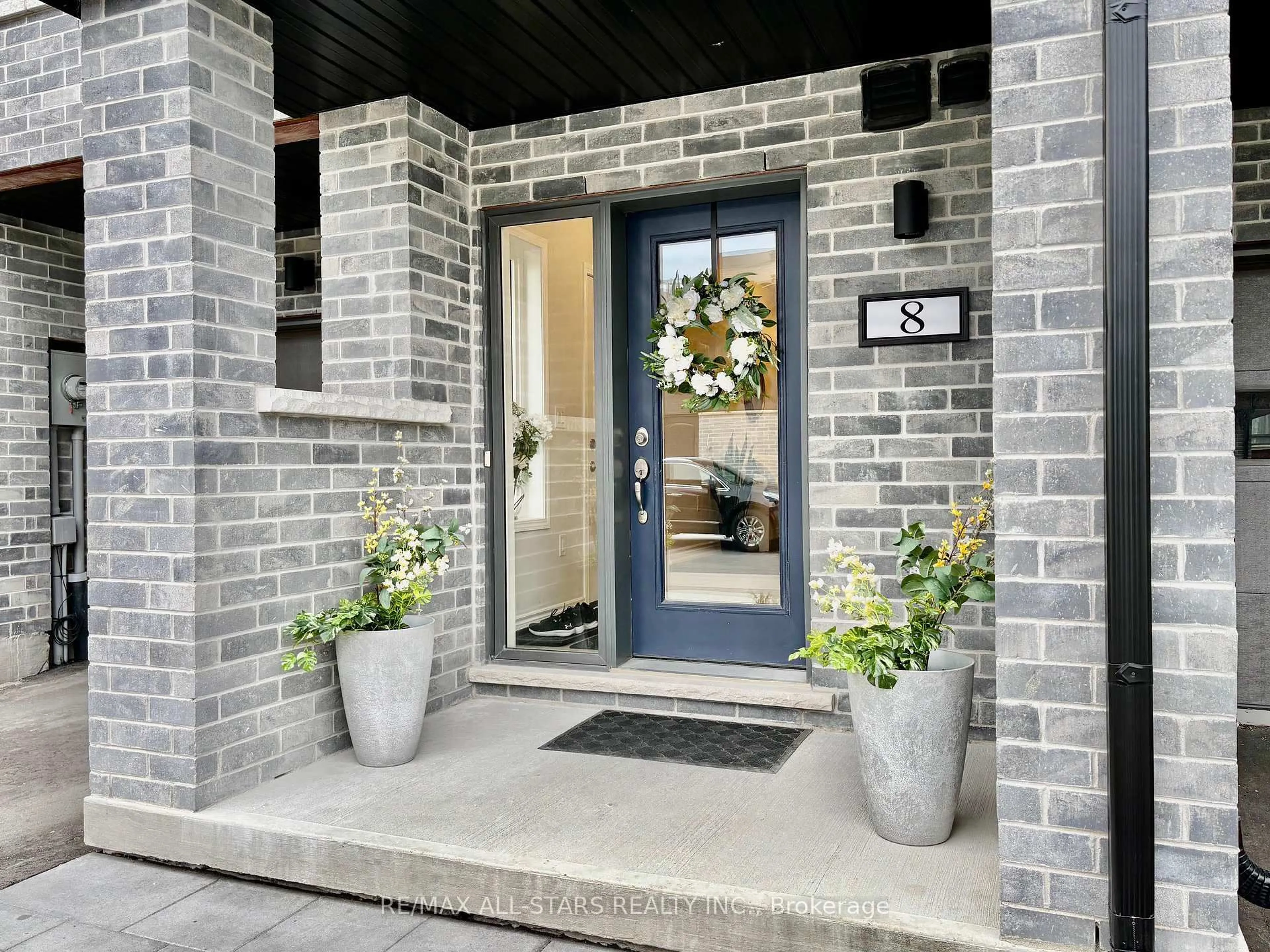 Indoor entryway for 8 Wyn Wood Lane, Orillia Ontario L3V 8P6