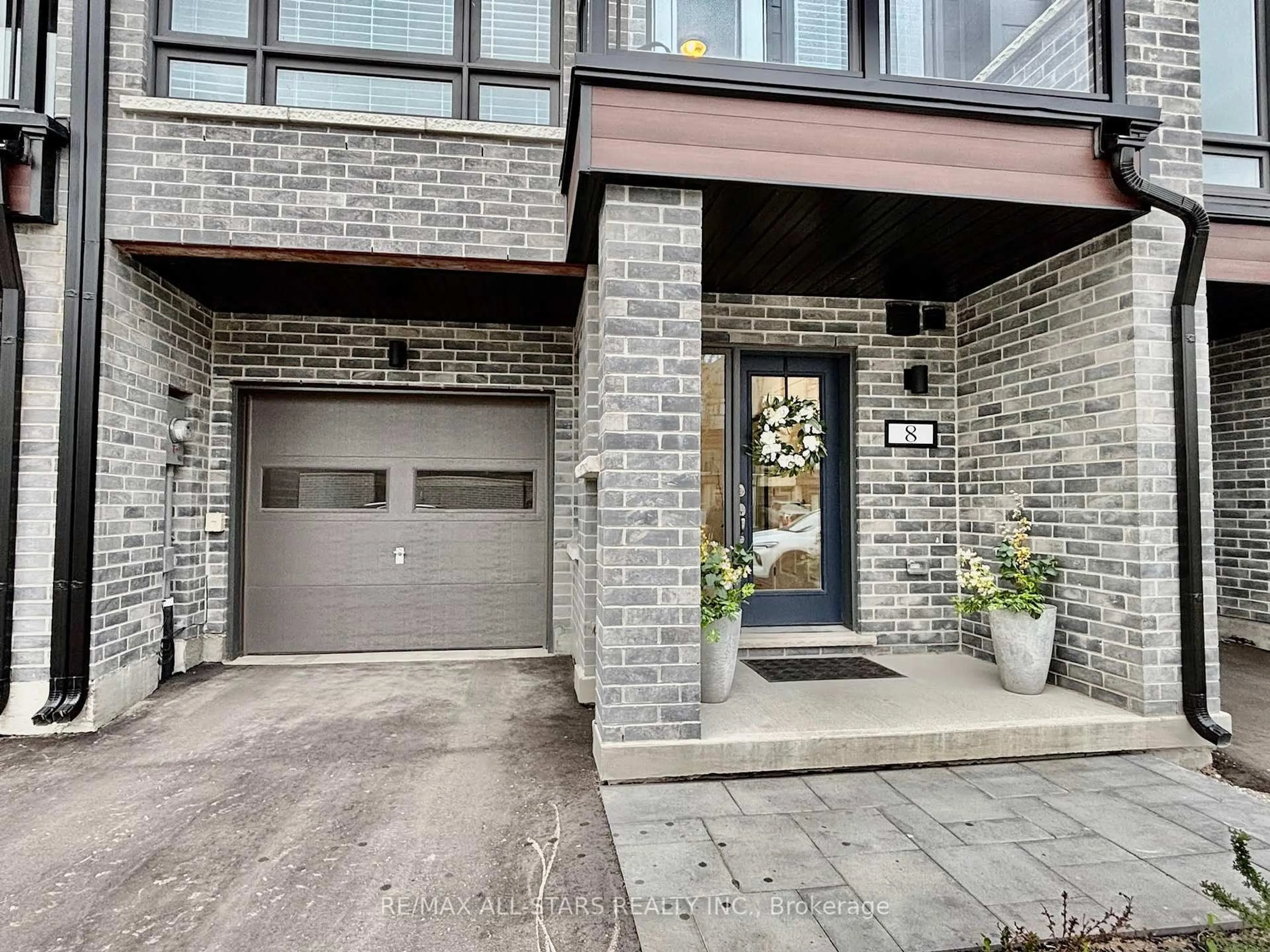 Home with brick exterior material, street for 8 Wyn Wood Lane, Orillia Ontario L3V 8P6