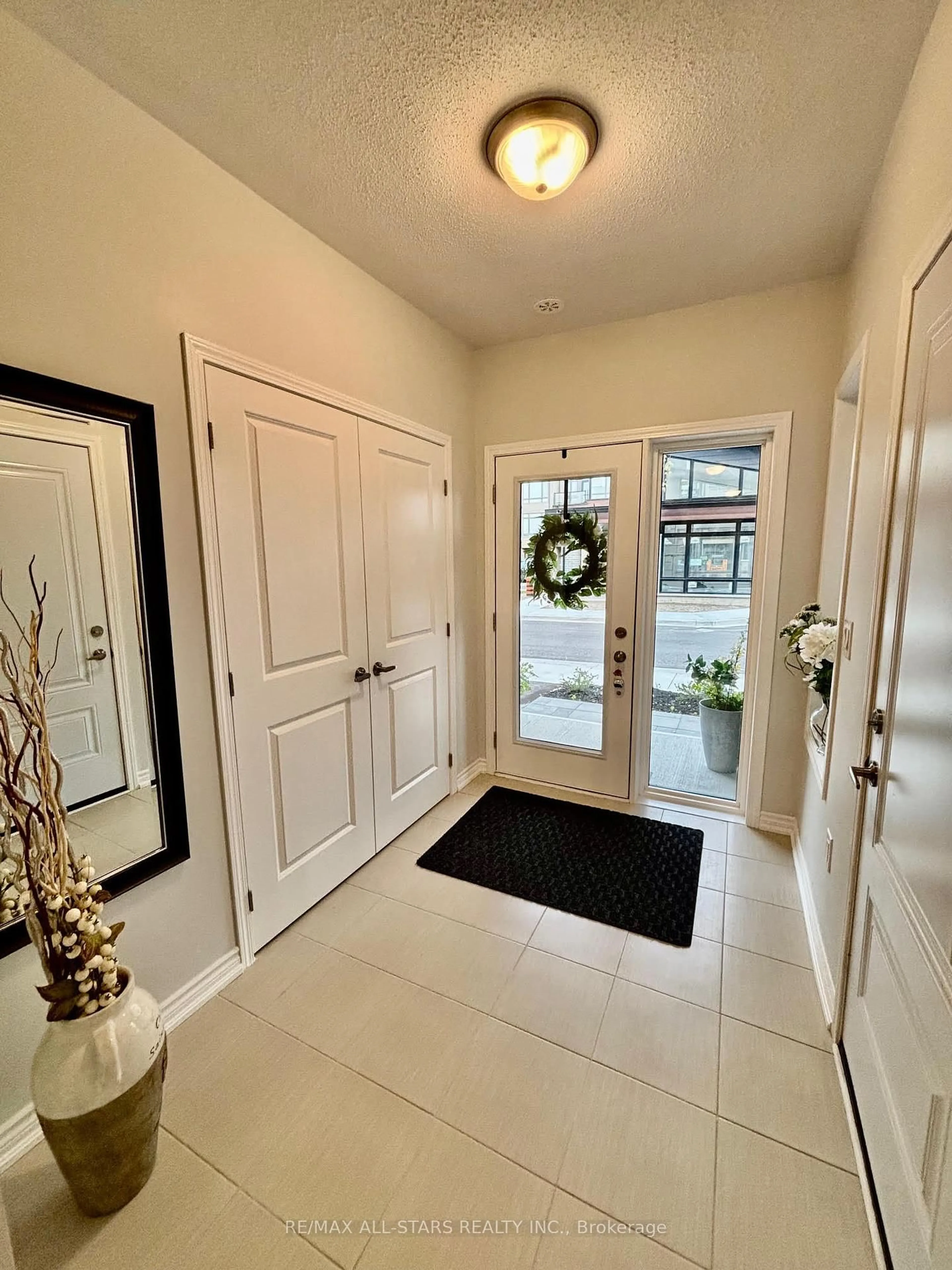 Indoor entryway for 8 Wyn Wood Lane, Orillia Ontario L3V 8P6