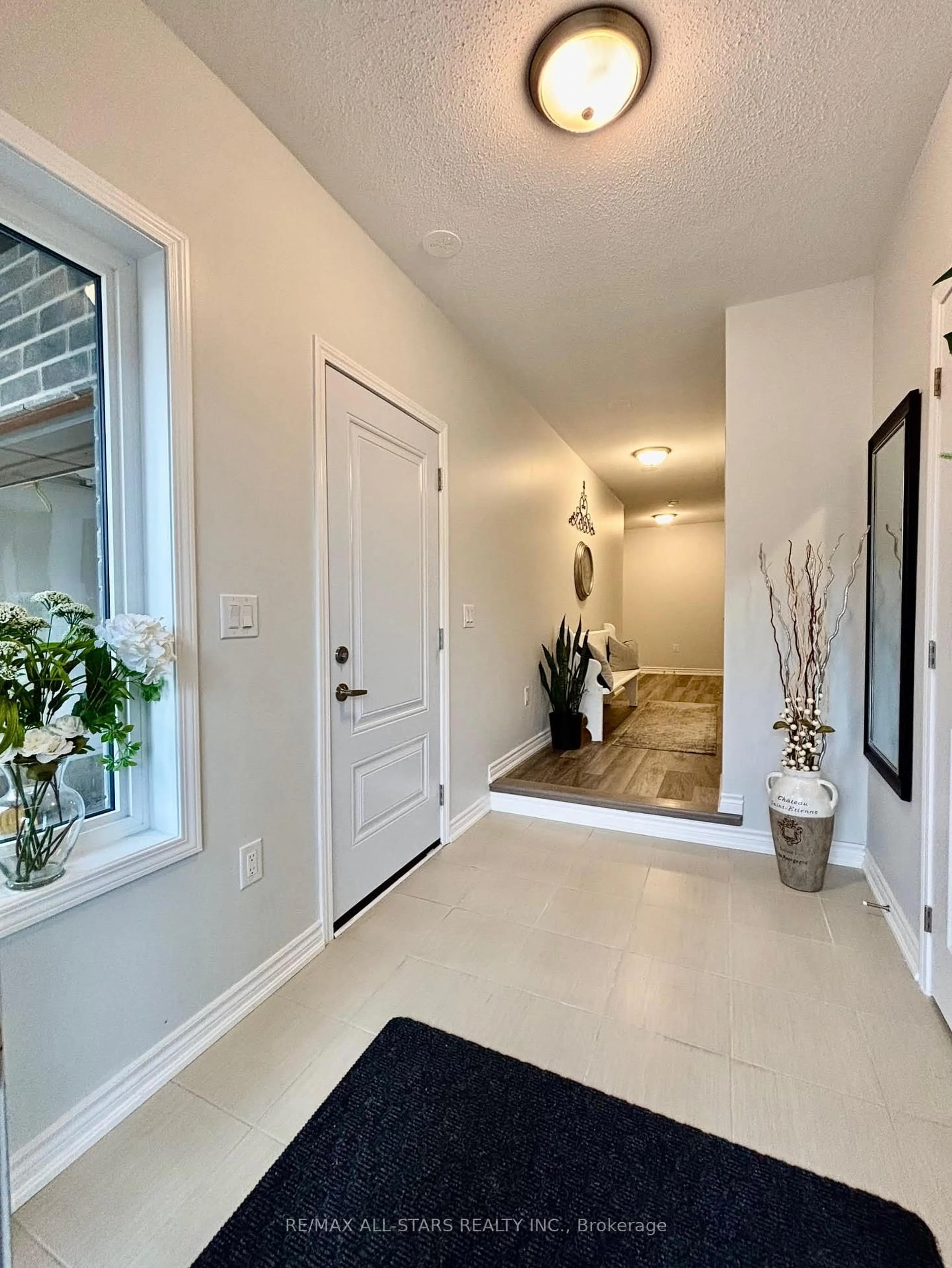 Indoor entryway for 8 Wyn Wood Lane, Orillia Ontario L3V 8P6