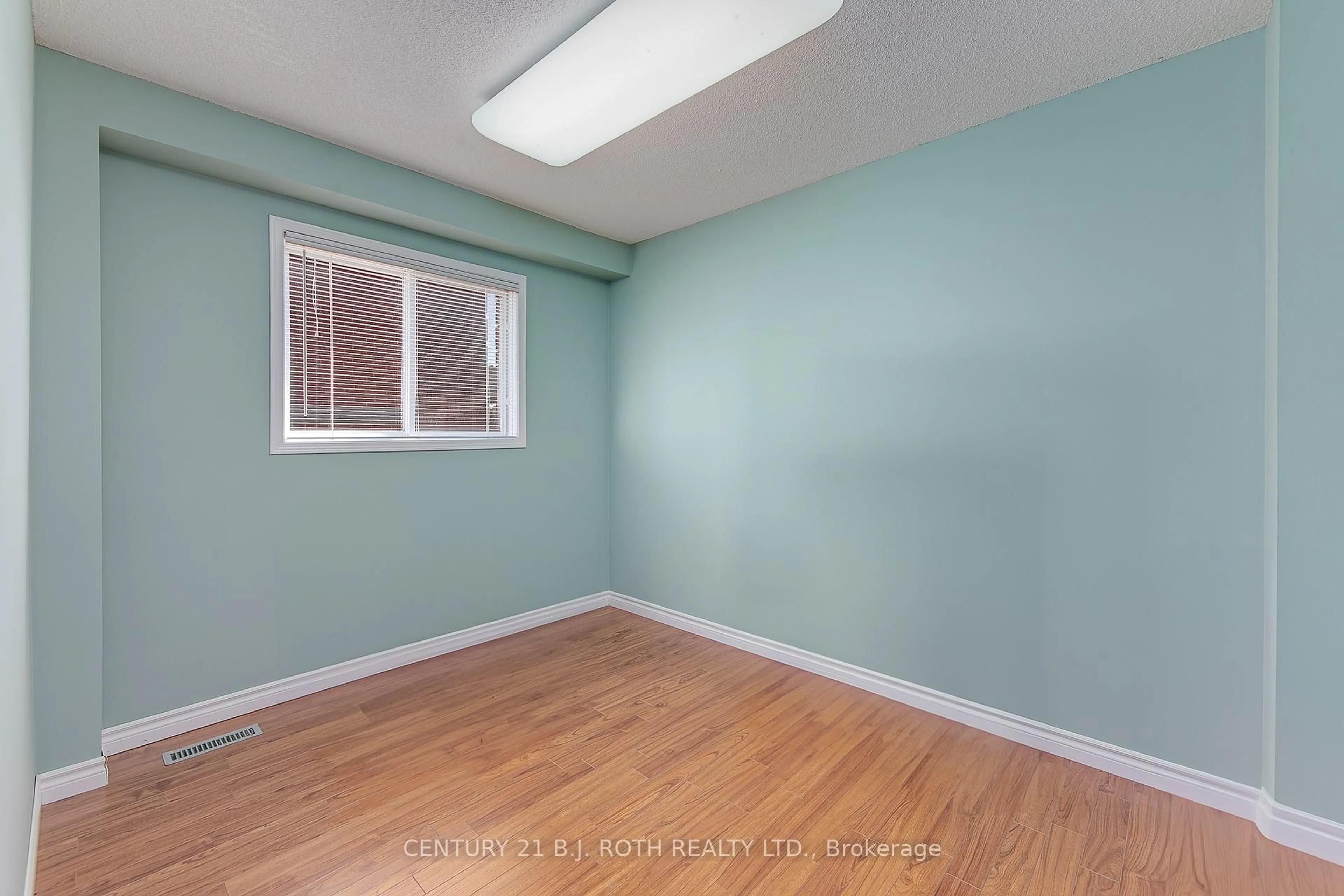 A pic of a room for 57 Finlay Rd, Barrie Ontario L4N 7T7