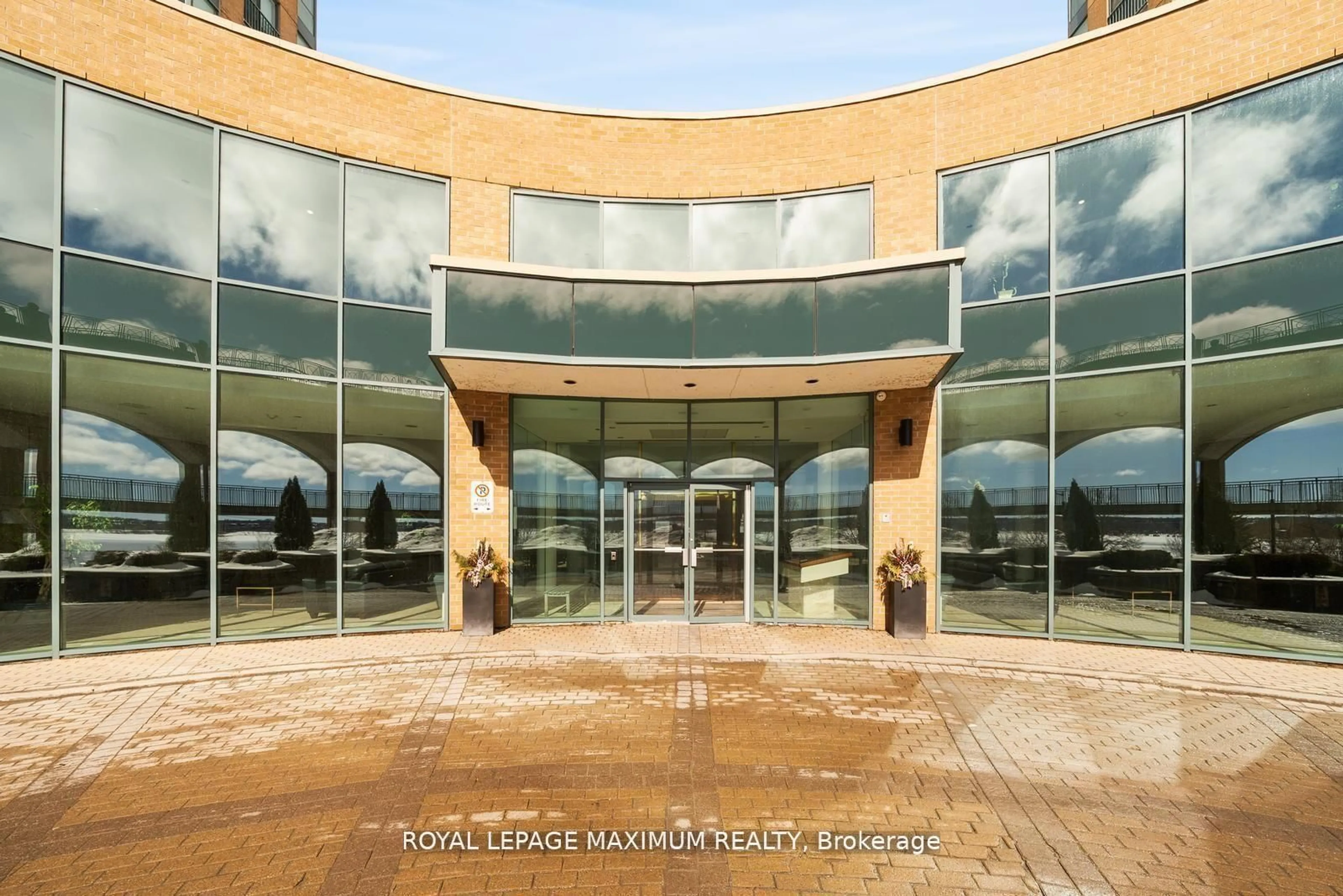 Indoor foyer for 150 Dunlop St #601, Barrie Ontario L4M 6H1