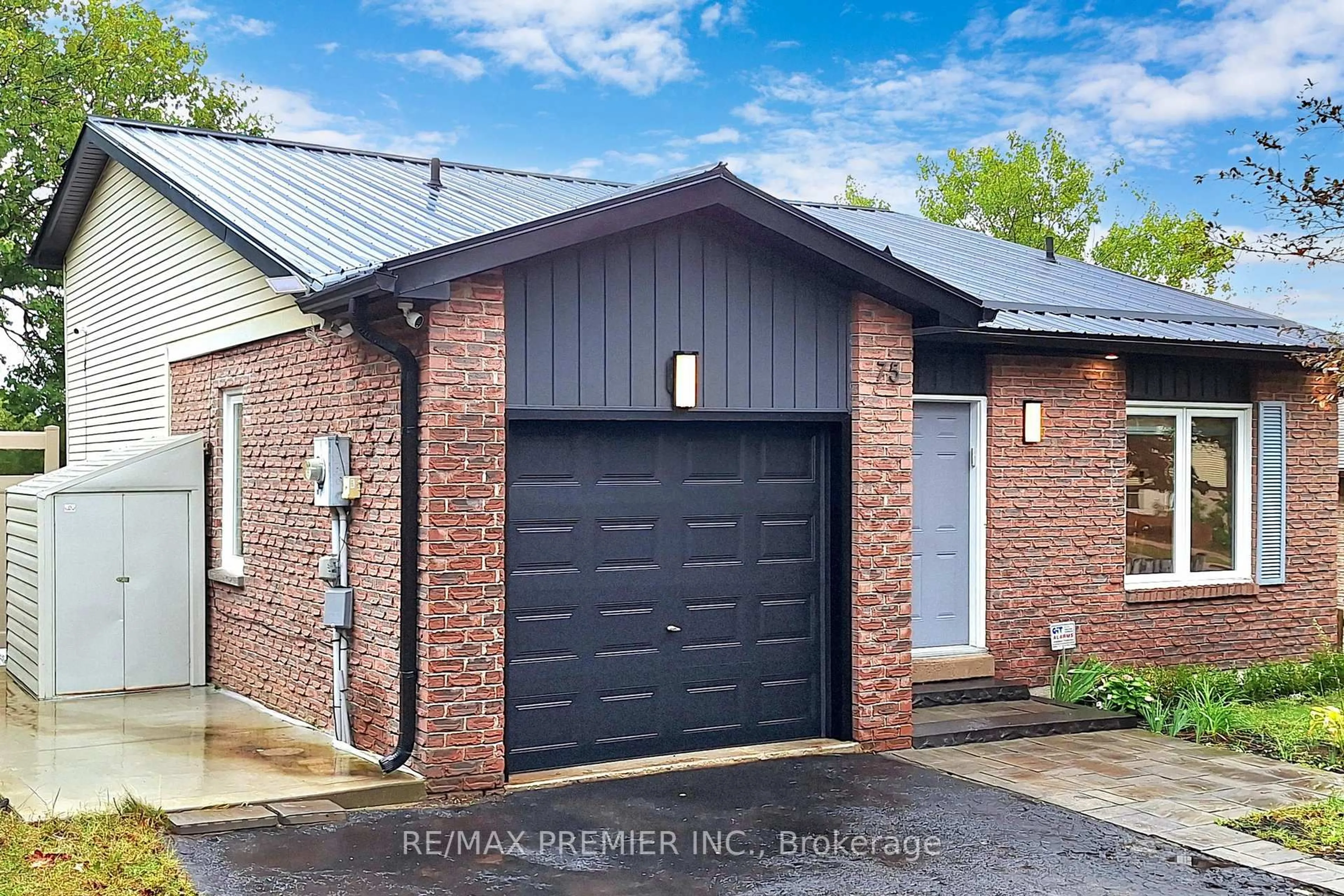Home with brick exterior material, street for 75 Fox Run N/A, Barrie Ontario L4N 5L6