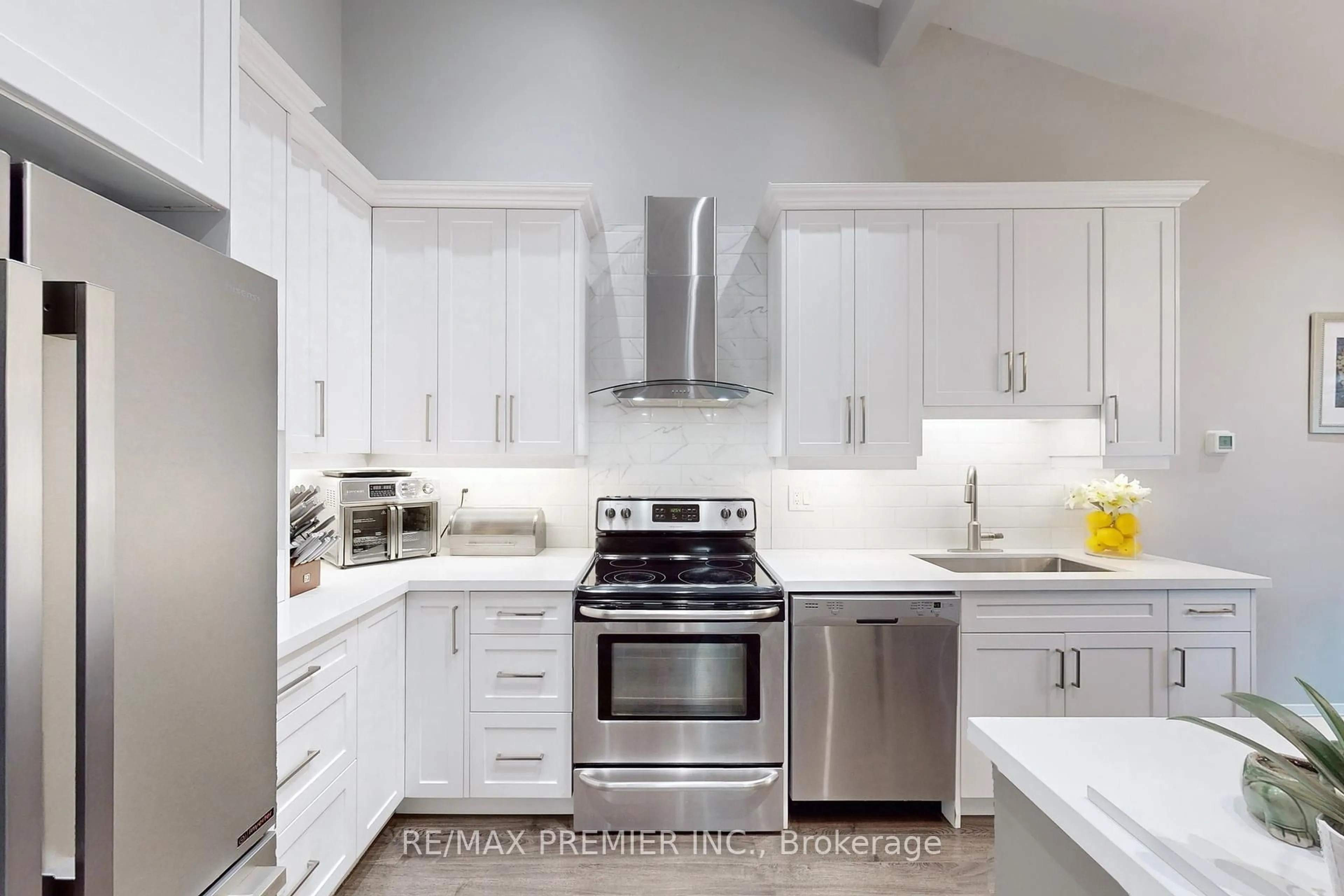 Contemporary kitchen, ceramic/tile floor for 75 Fox Run N/A, Barrie Ontario L4N 5L6