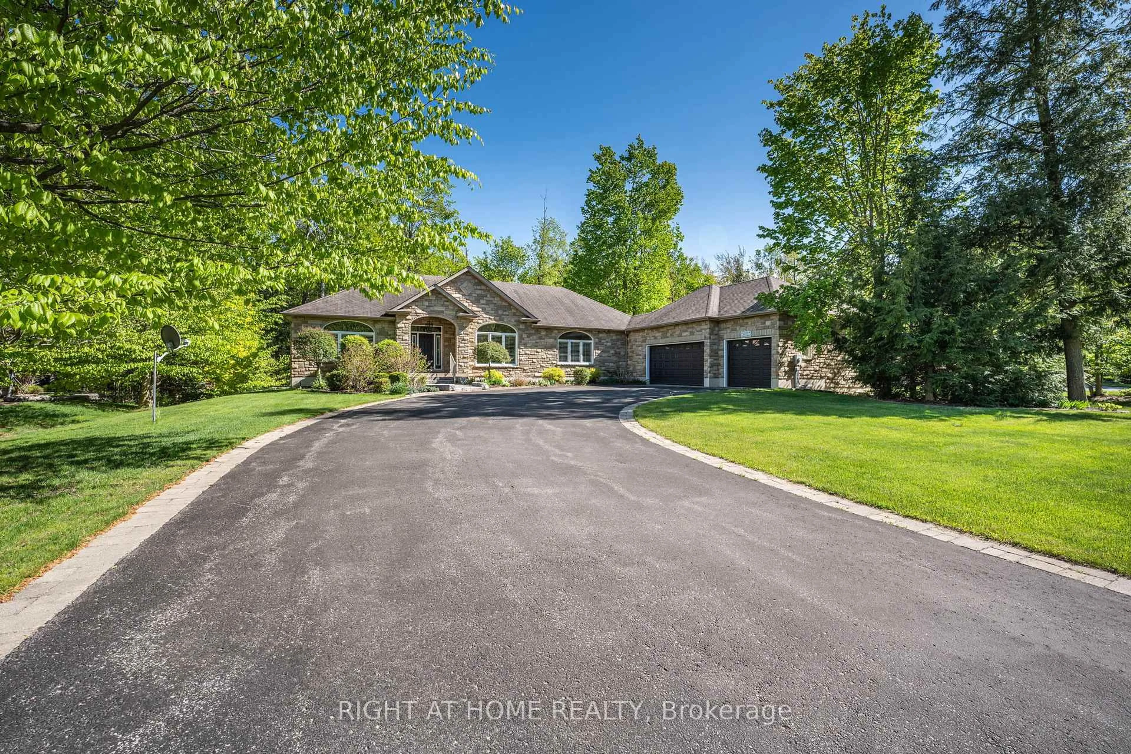 A pic from outside/outdoor area/front of a property/back of a property/a pic from drone, unknown for 1205 Seadon Rd, Springwater Ontario L9X 1V5