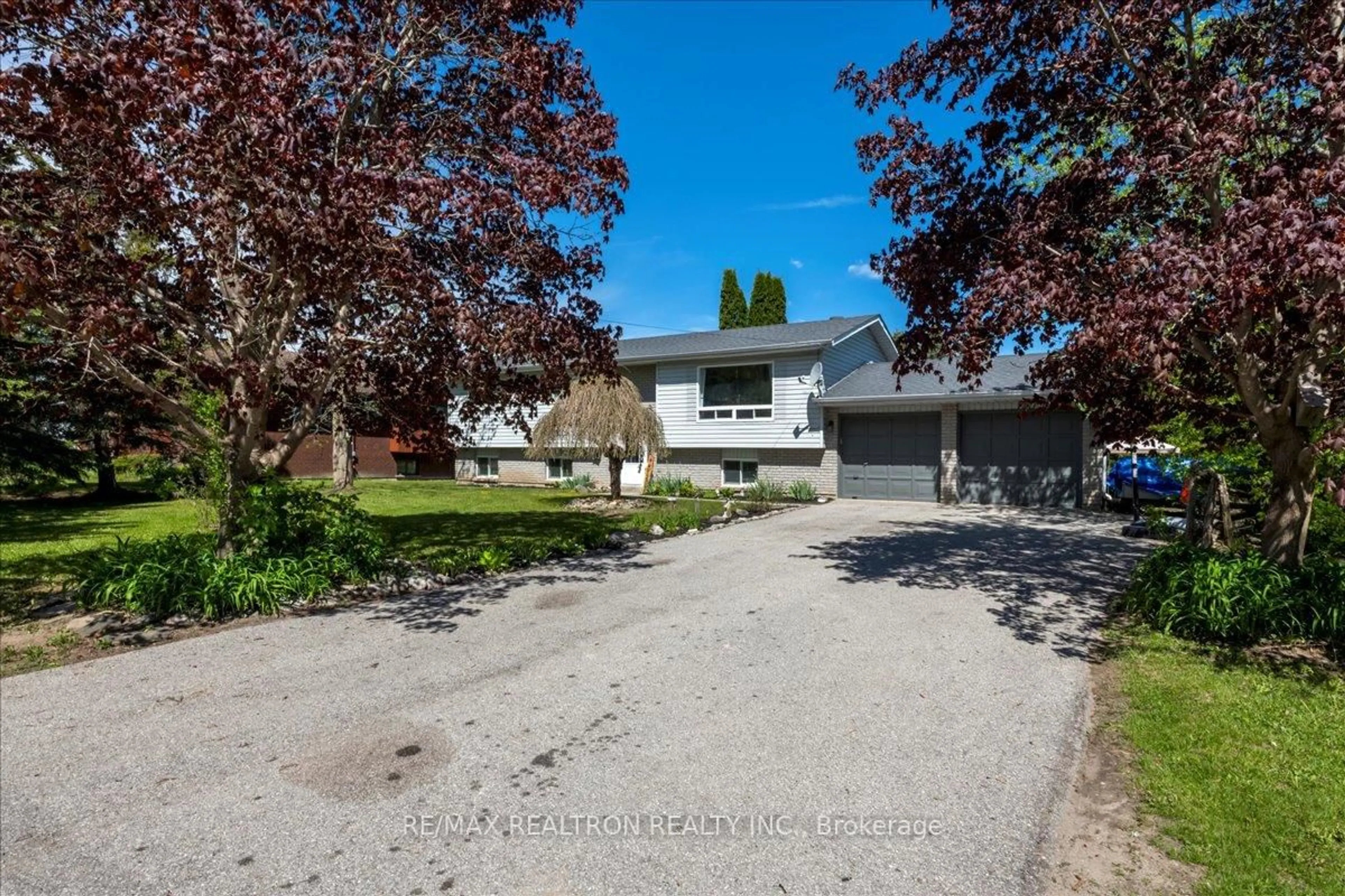 A pic from outside/outdoor area/front of a property/back of a property/a pic from drone, street for 3974 Horseshoe Valley Rd, Springwater Ontario L0L 1Y0