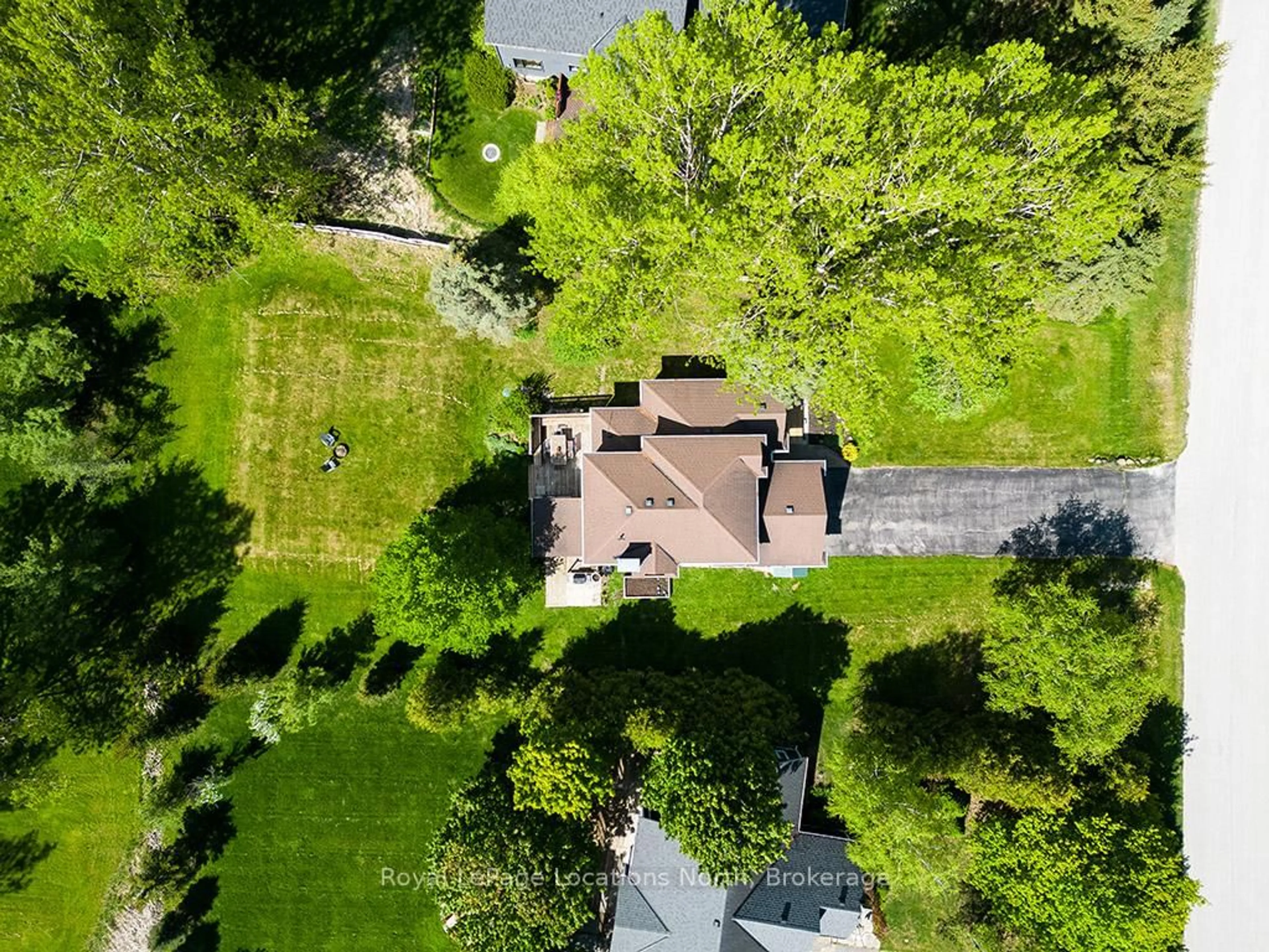 A pic from outside/outdoor area/front of a property/back of a property/a pic from drone, street for 16 Trails End, Collingwood Ontario L9Y 5B1
